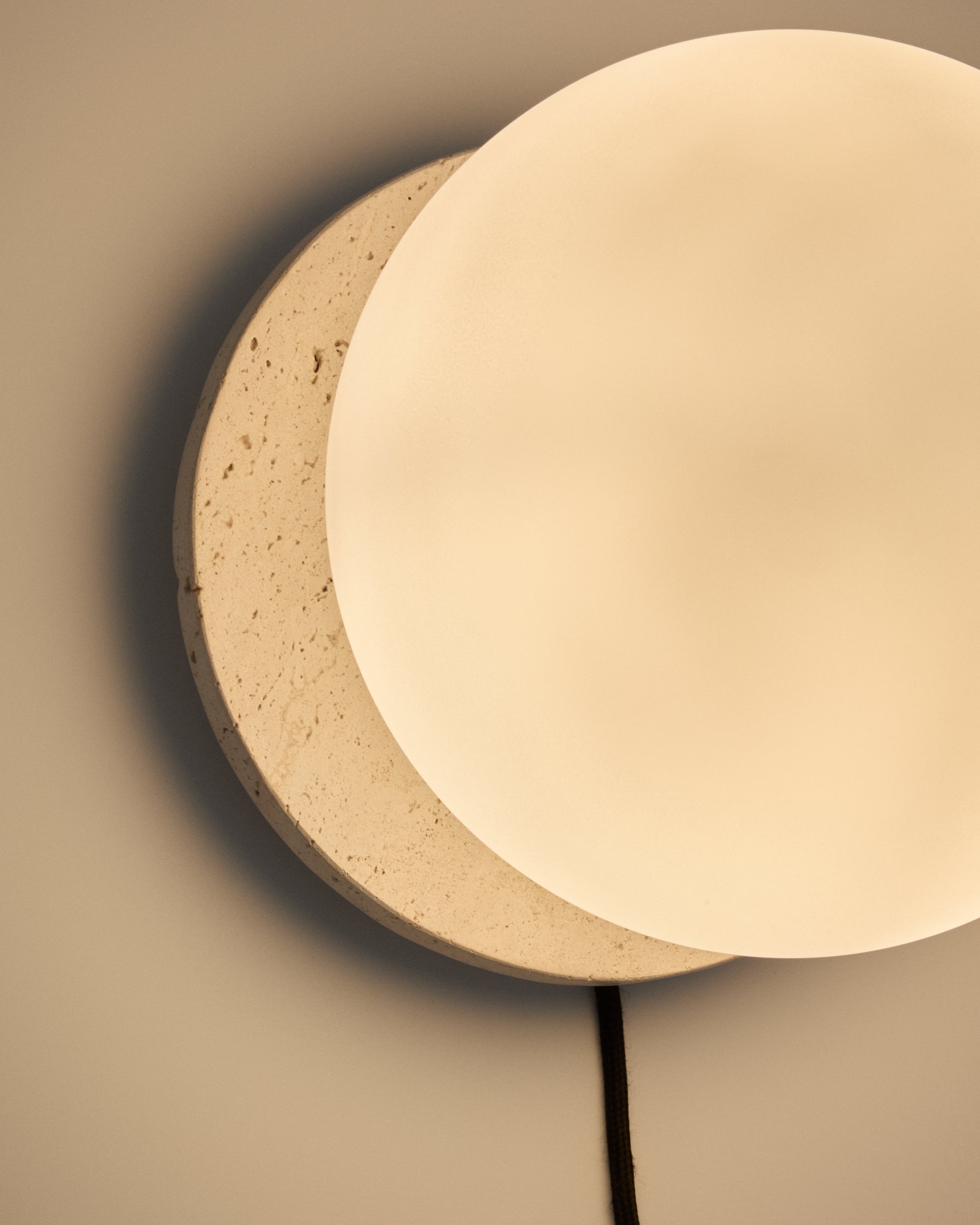 Malachi glass and travertine stone wall lamp - Detail