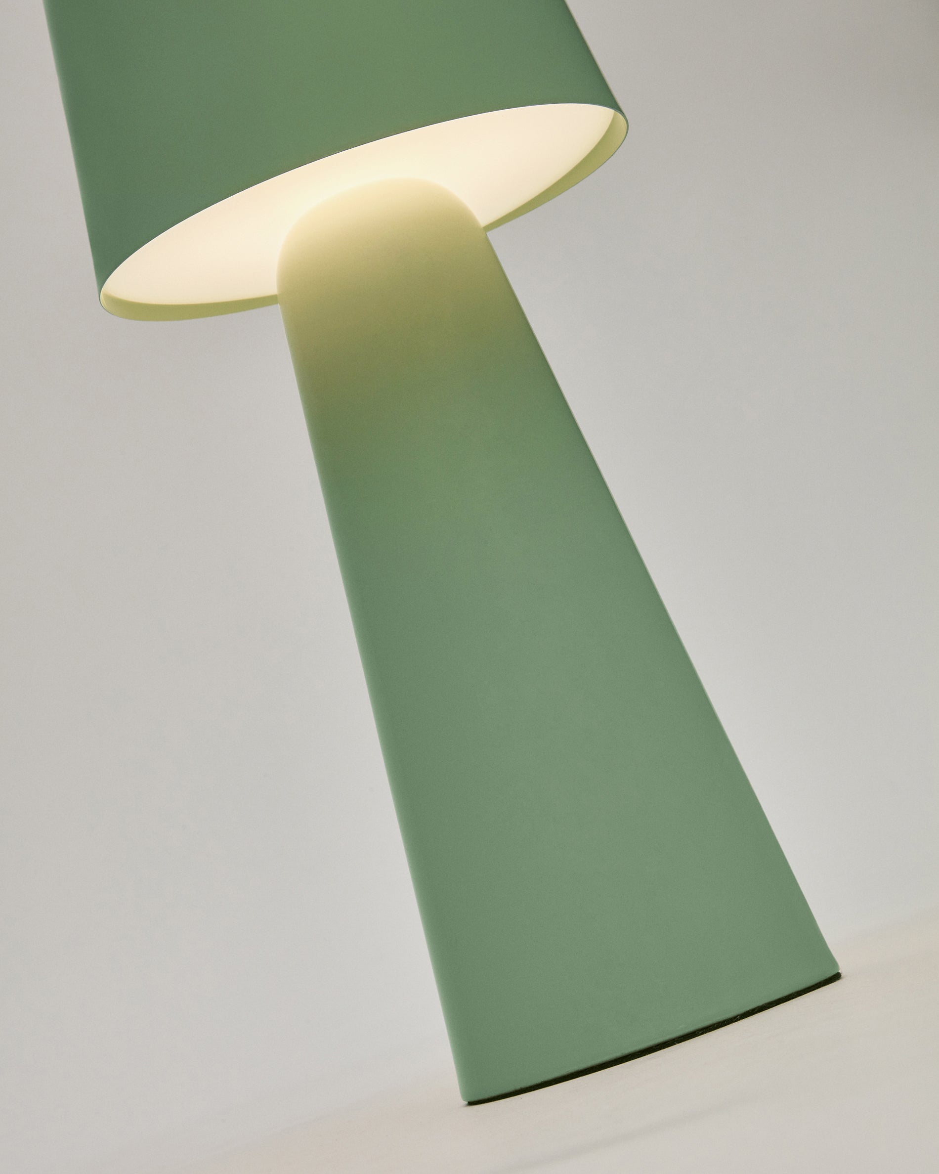 Arenys large outdoor metal table lamp in a turquoise painted finish - Detail