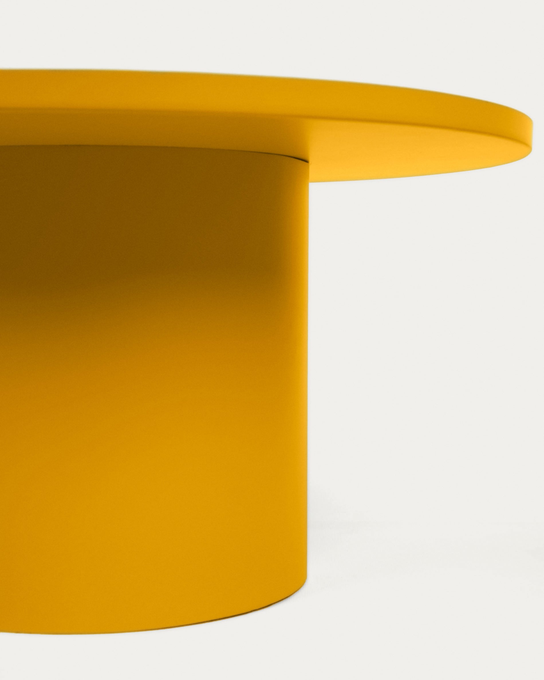 Fleksa round coffee table in mustard metal, Ø 72 cm - Detail