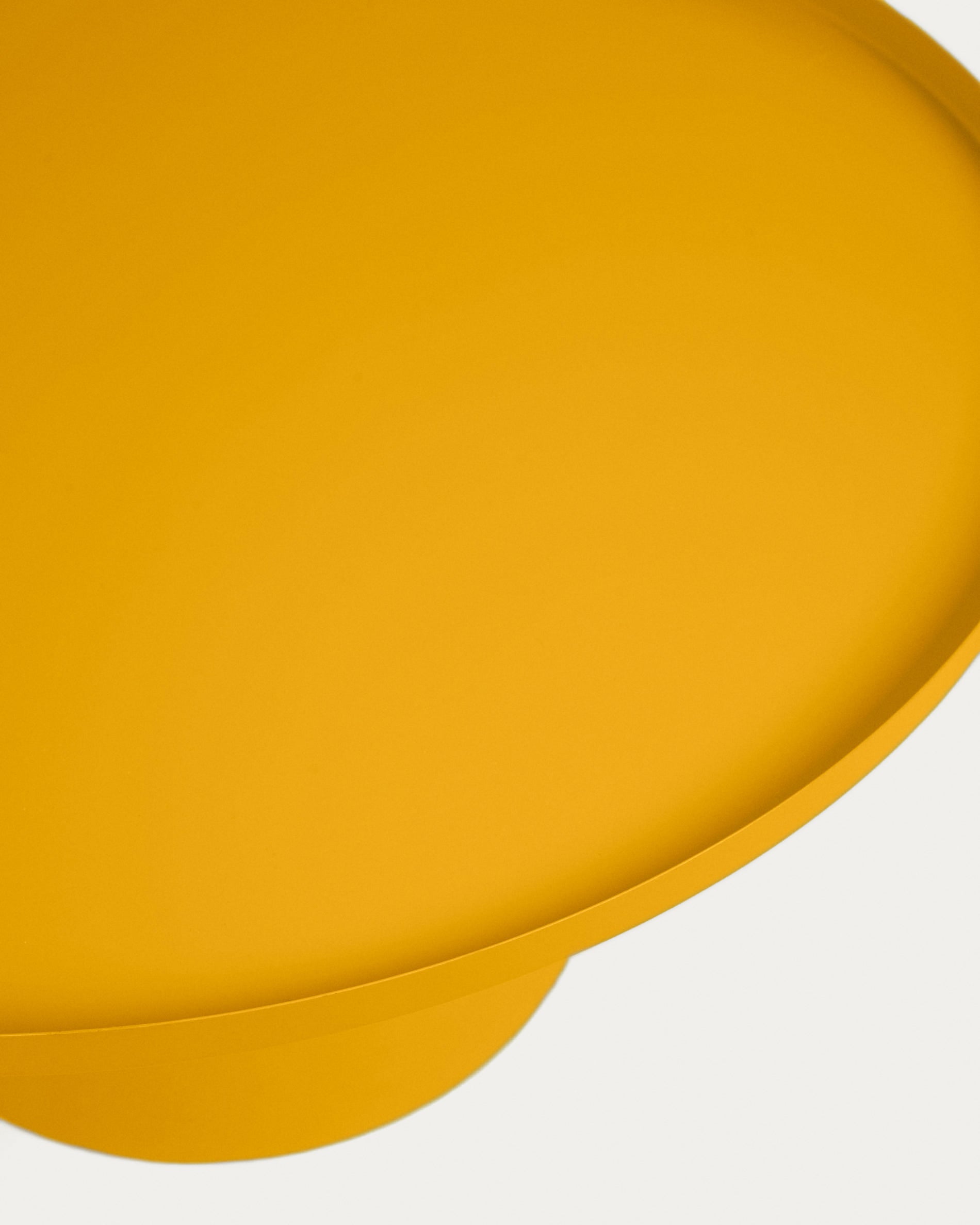 Fleksa round coffee table in mustard metal, Ø 72 cm - Detail