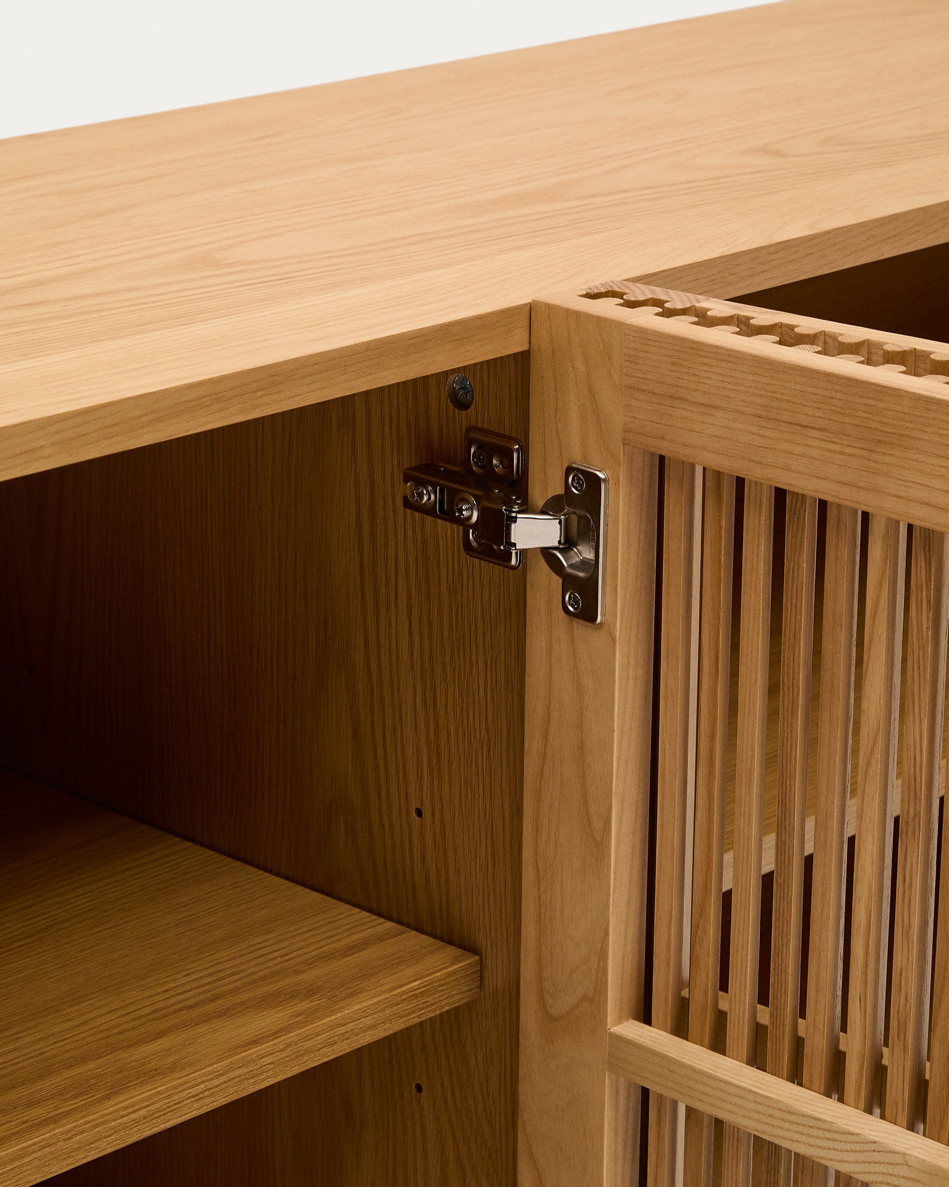 Beyla 4-door sideboard in solid oak wood and oak veneer 180 x 71.5cm FSC 100% - Detail