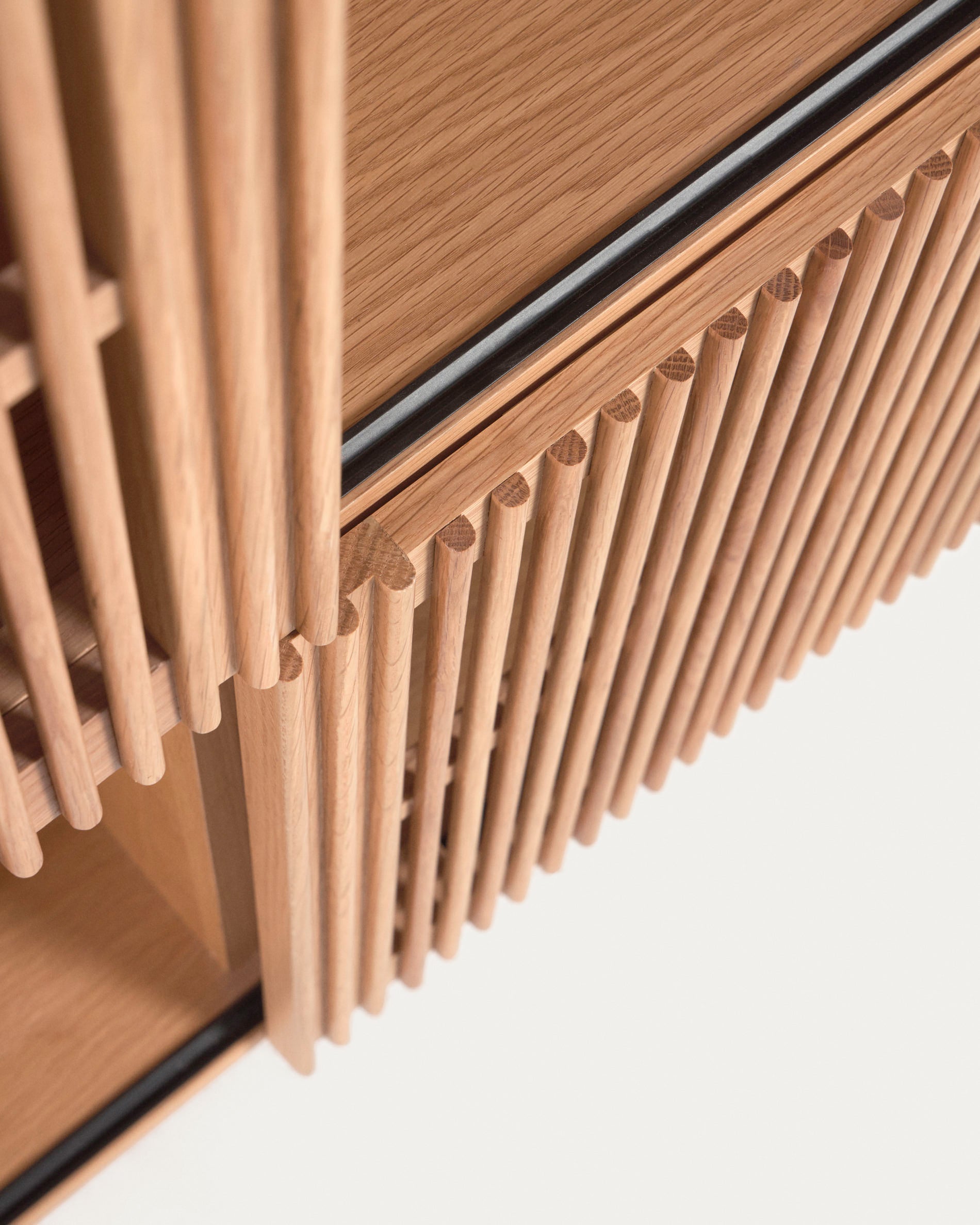 Beyla shelf unit in solid oak wood and oak veneer 84.5 x 170cm FSC 100% - Detail