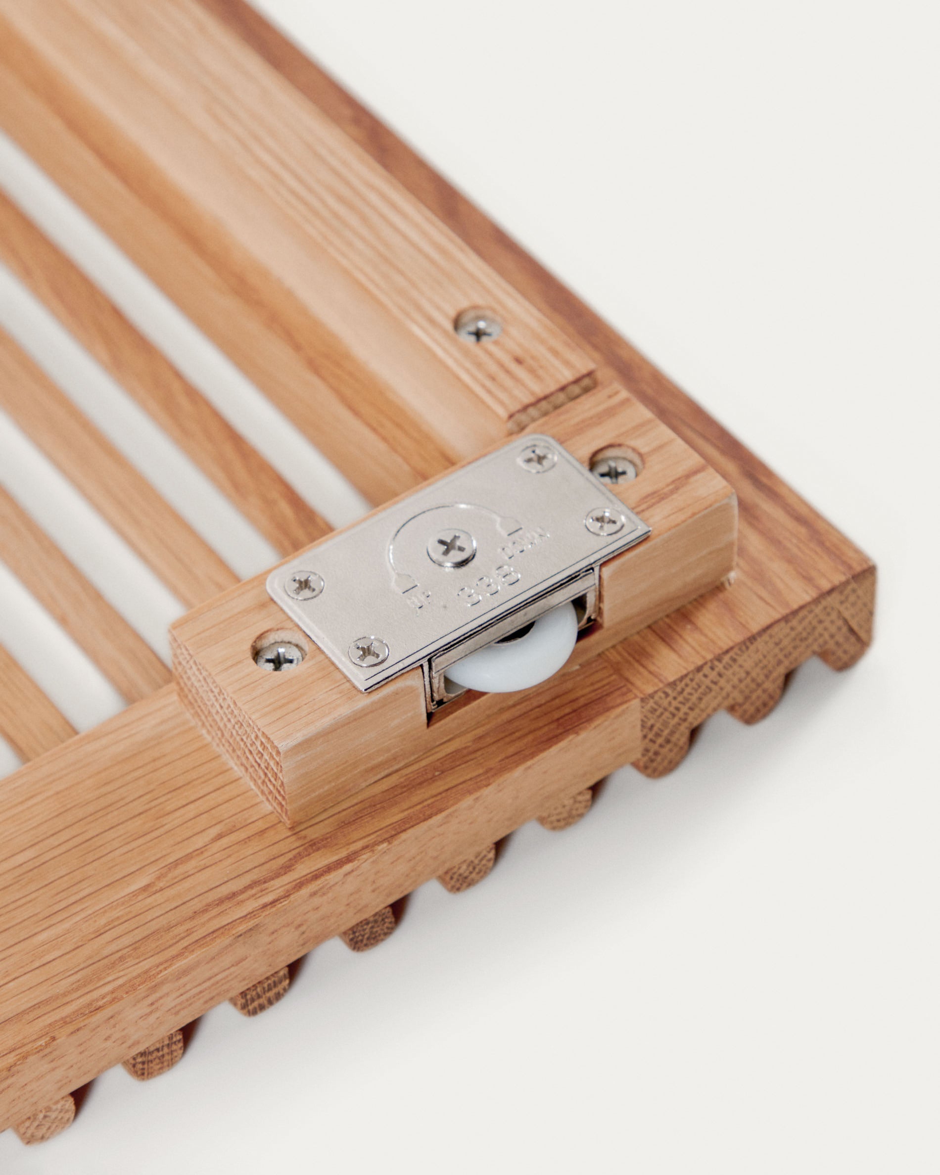 Beyla shelf unit in solid oak wood and oak veneer 84.5 x 170cm FSC 100% - Detail
