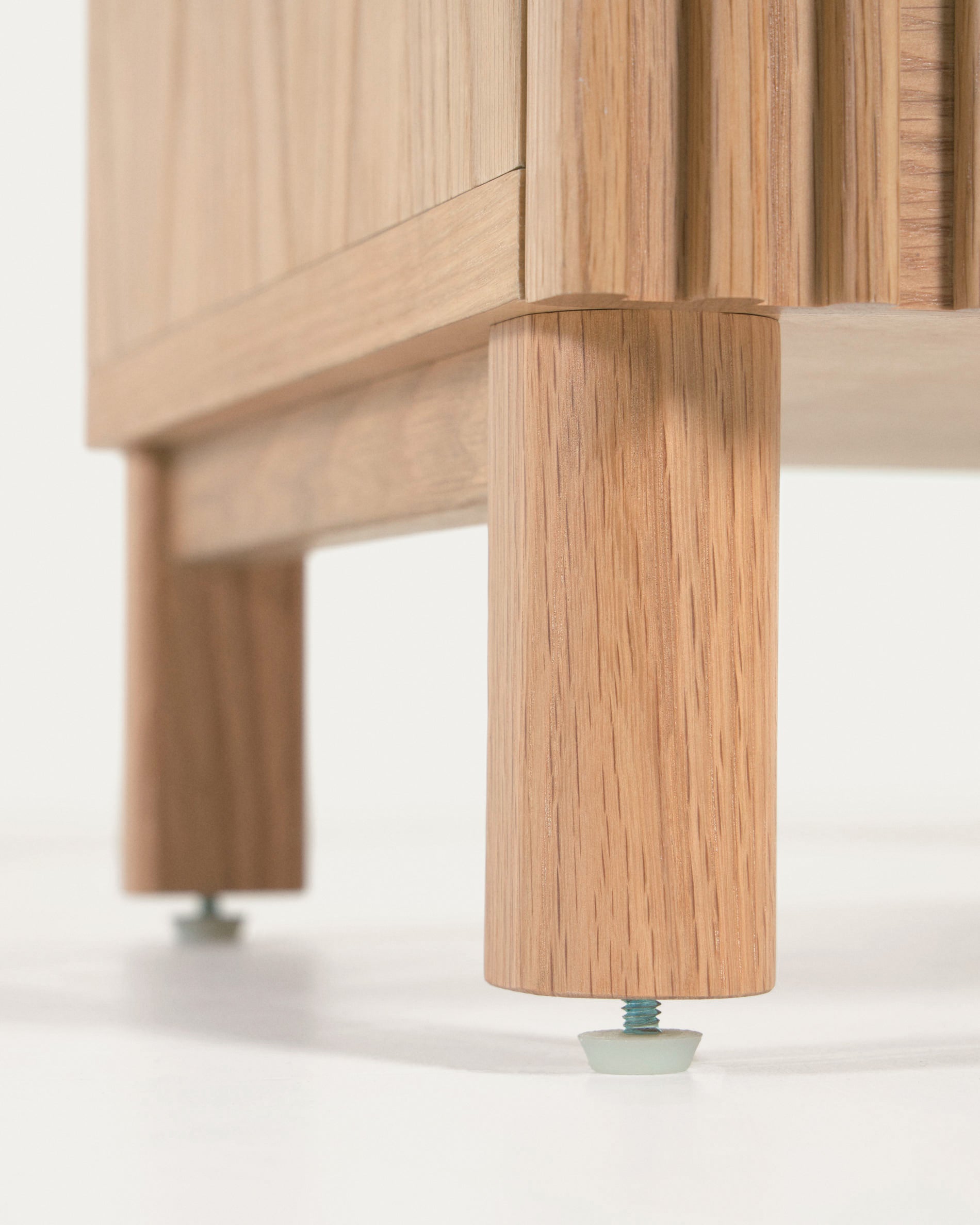 Beyla shelf unit in solid oak wood and oak veneer 84.5 x 170cm FSC 100% - Detail