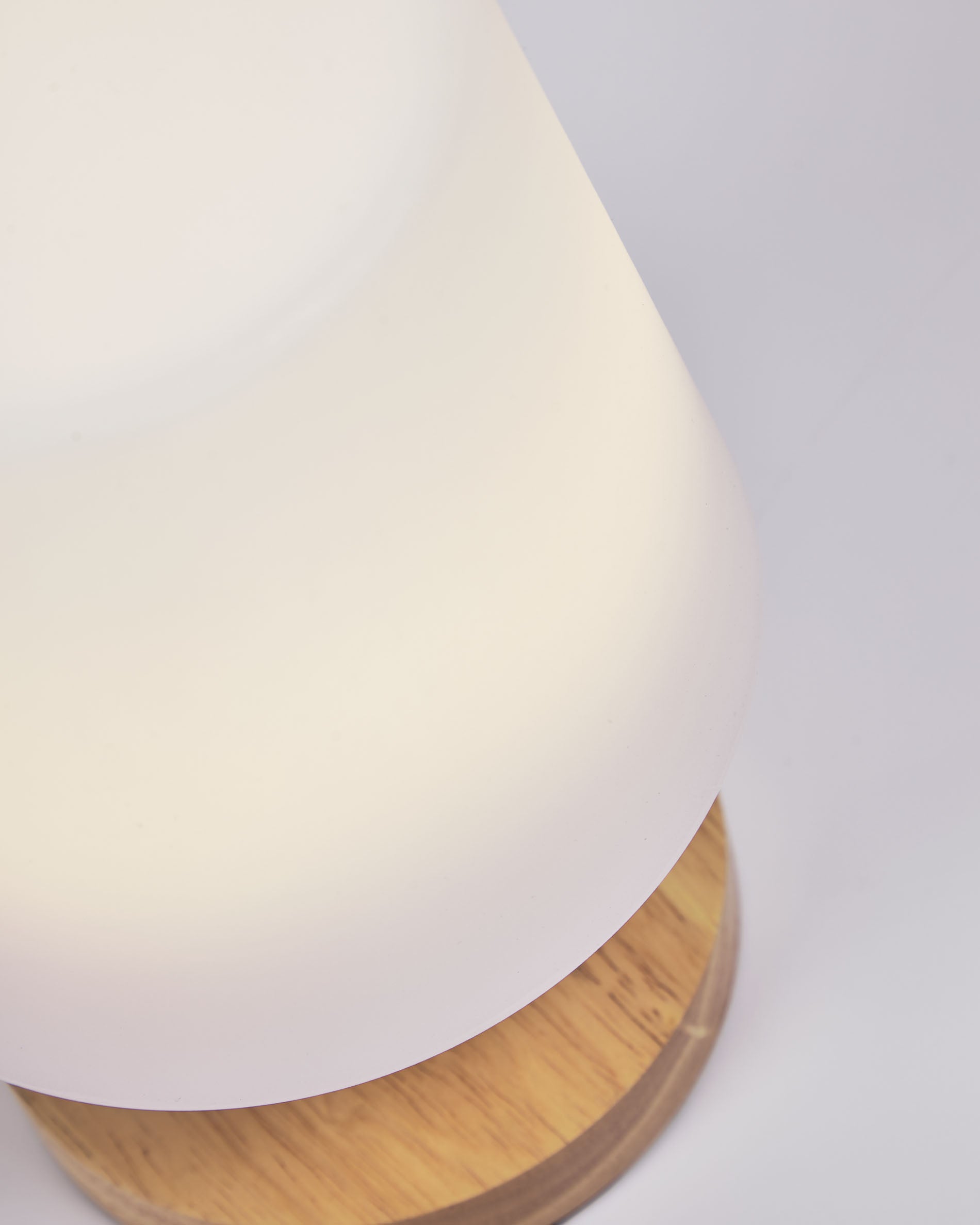 Ambar table lamp in polythylene and wood - Detail