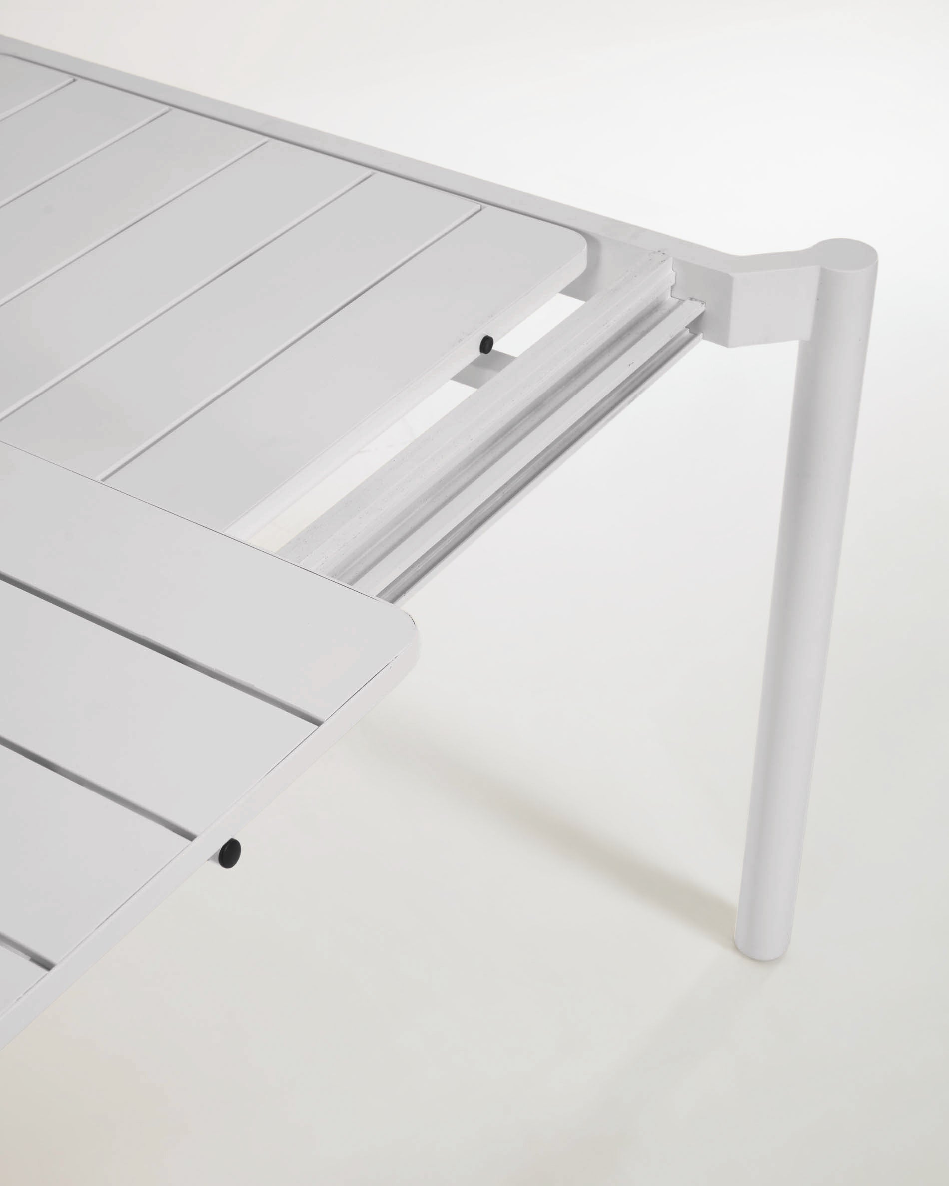 Zaltana extendable outdoor table made of aluminium in a  light grey finish, 140 (200) x 90 cm - Detail