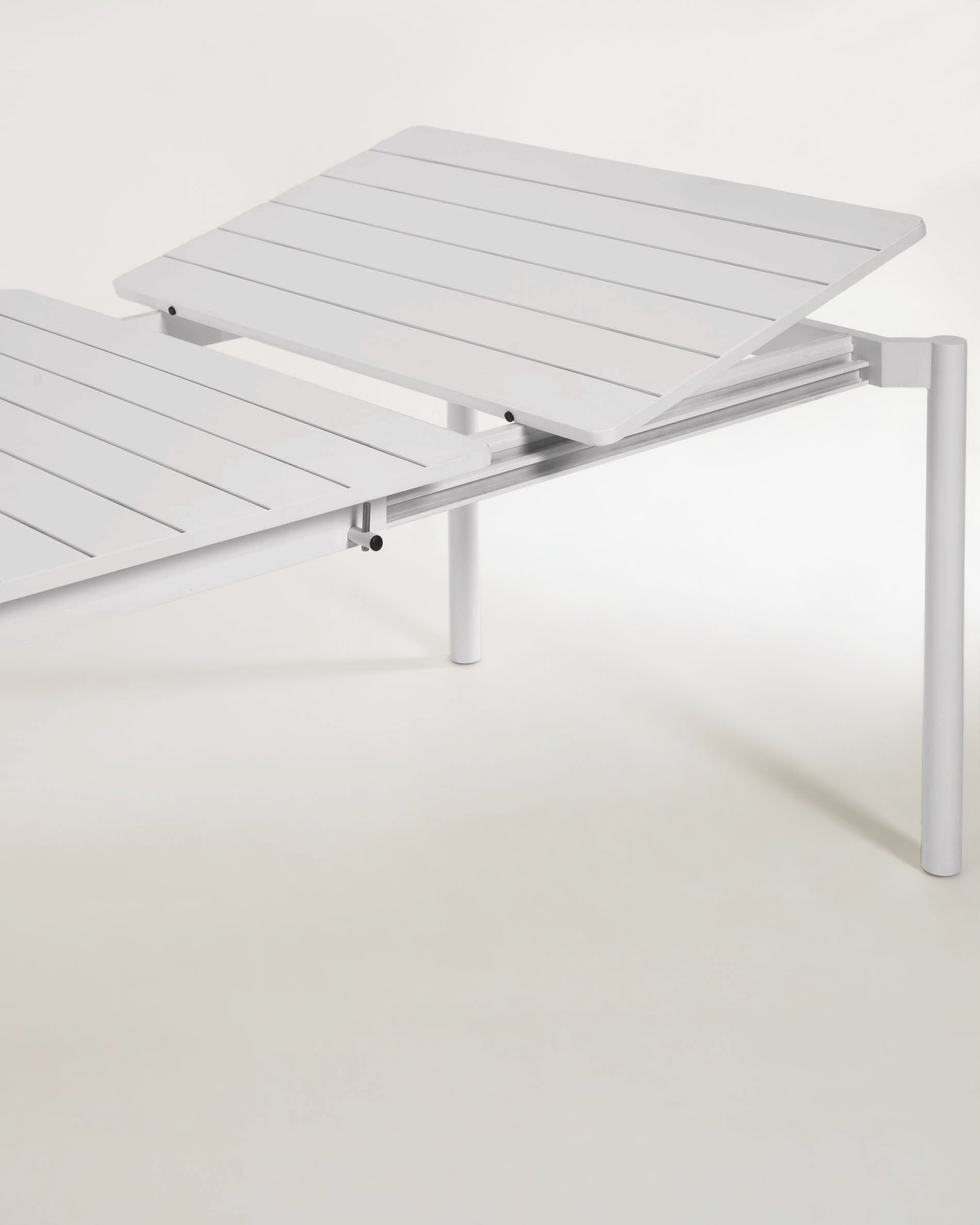 Zaltana extendable outdoor table made of aluminium in a  light grey finish, 140 (200) x 90 cm - Detail