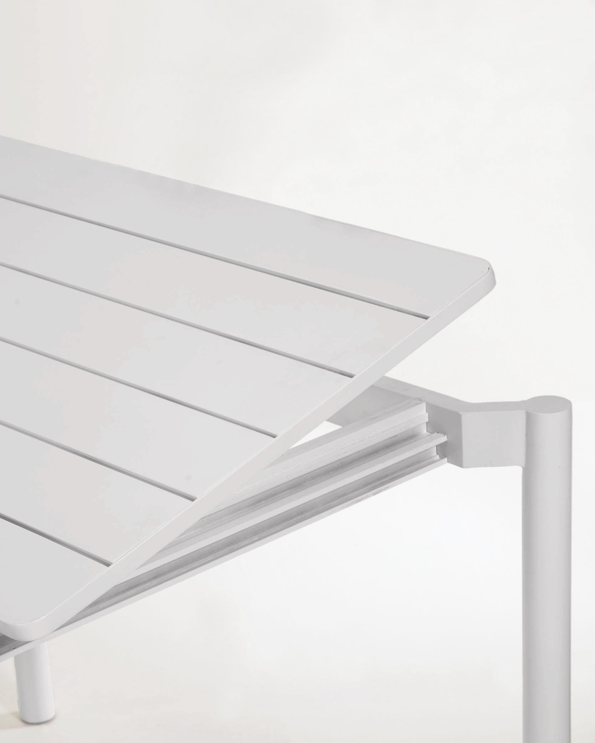 Zaltana extendable outdoor table made of aluminium in a  light grey finish, 140 (200) x 90 cm - Detail