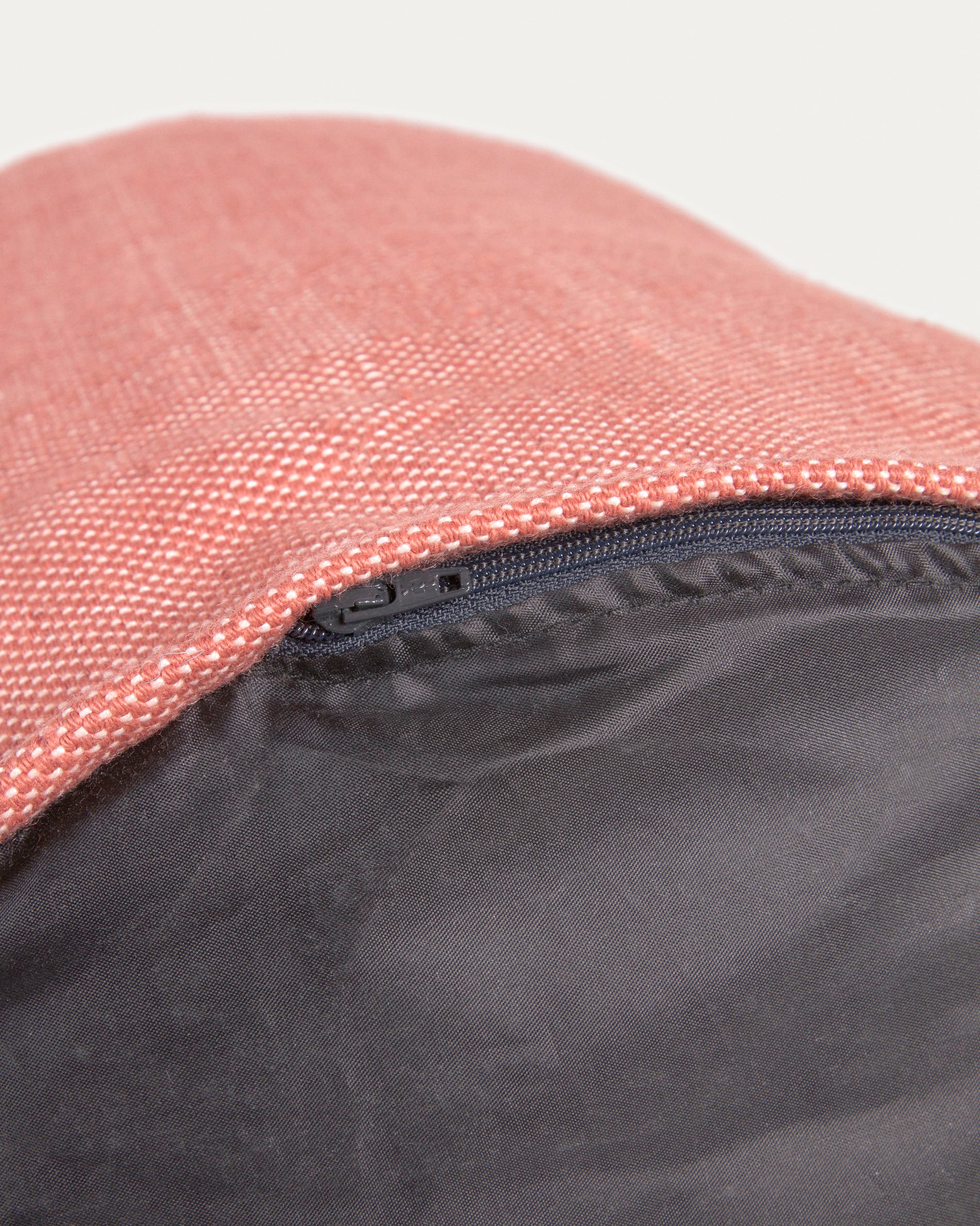 Isaura round 100% PET pouffe in terracotta Ø 40 cm - Detail