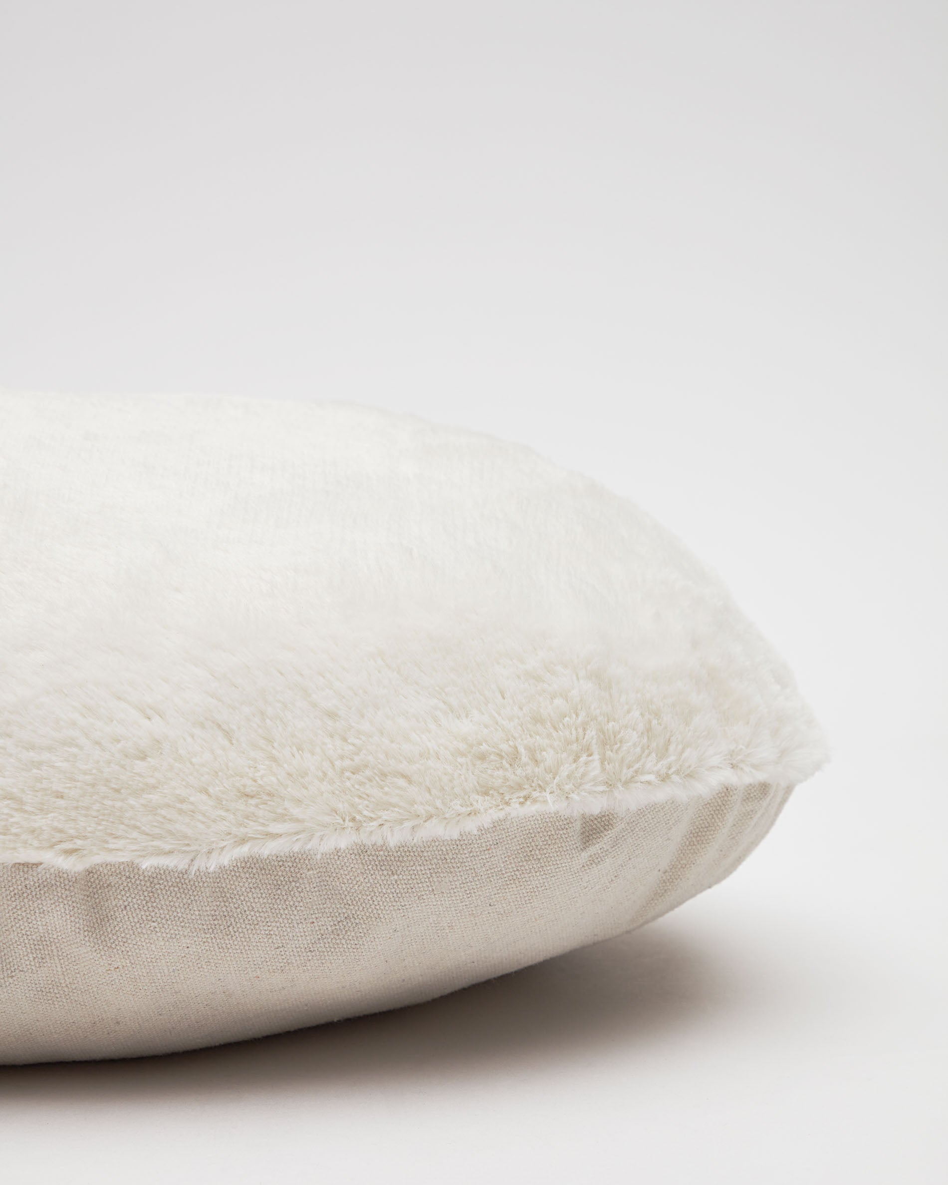 Codie portable pet cushion in white fur, Ø 60 x 10 cm - Detail