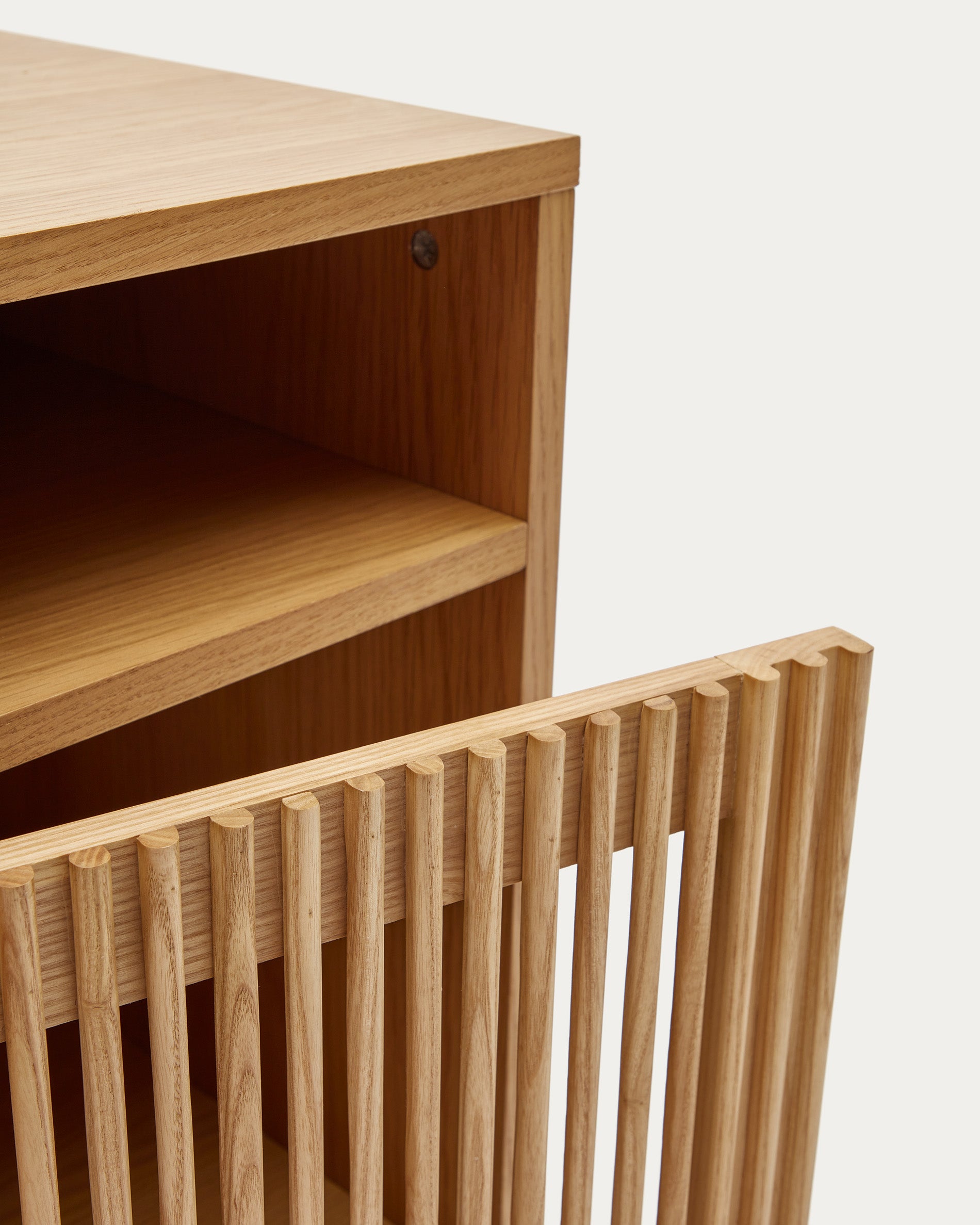 Beyla bedside table in solid oak wood and oak veneer 53 x 62cm FSC 100% - Detail