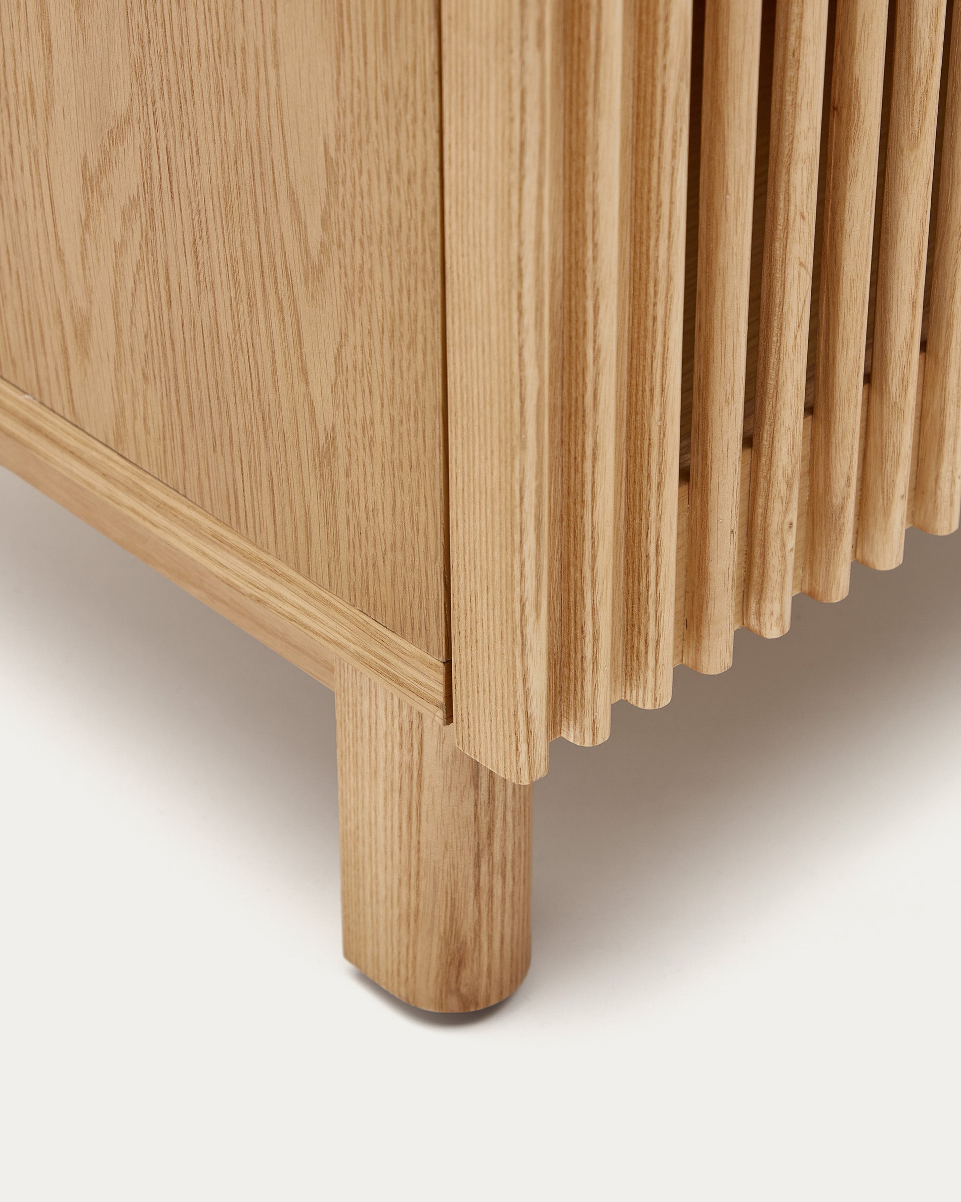 Beyla bedside table in solid oak wood and oak veneer 53 x 62cm FSC 100% - Detail