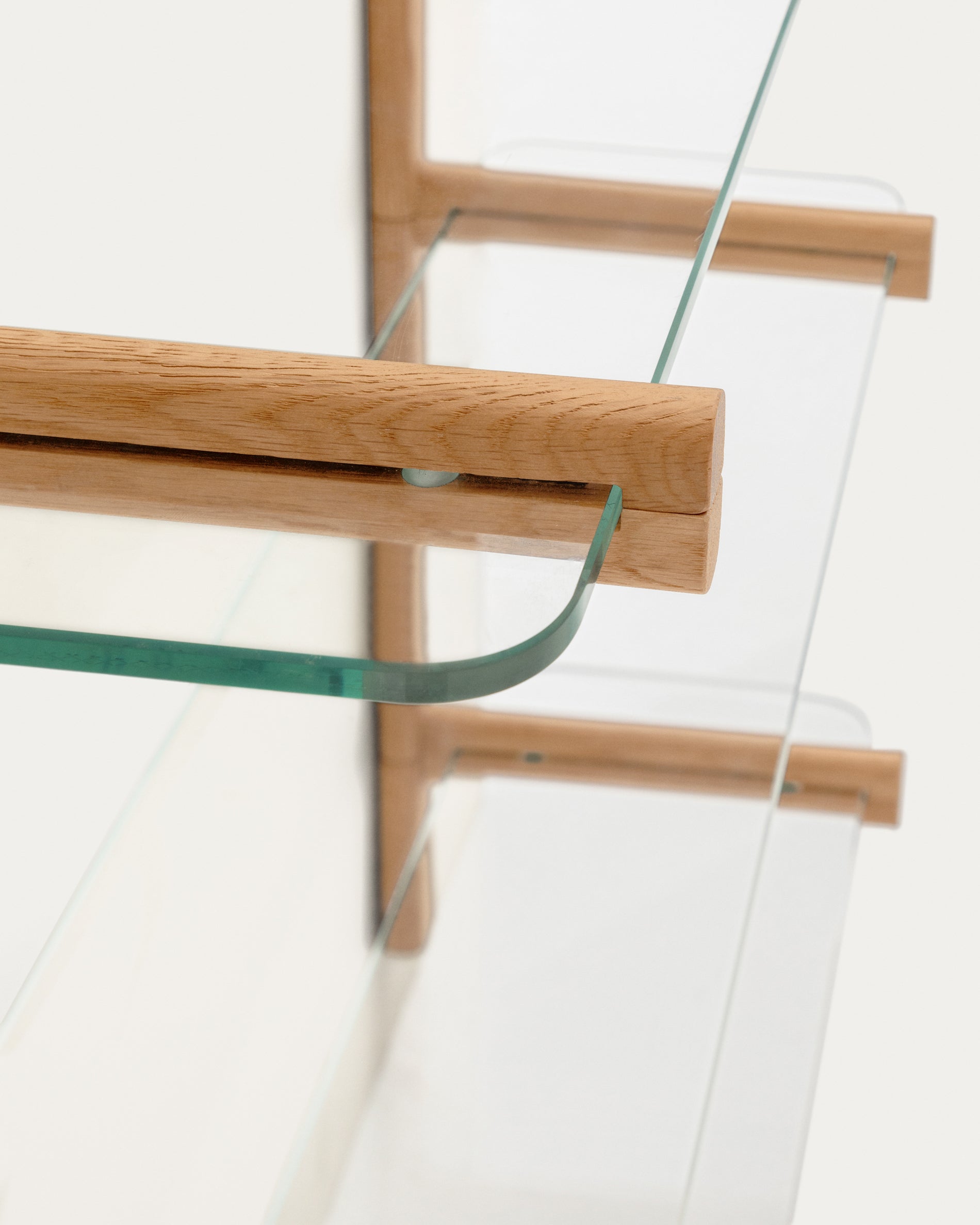 Sitra modular shelf, 6 glass shelves and FSC Mix Credit solid oak wood, 90 cm - Detail