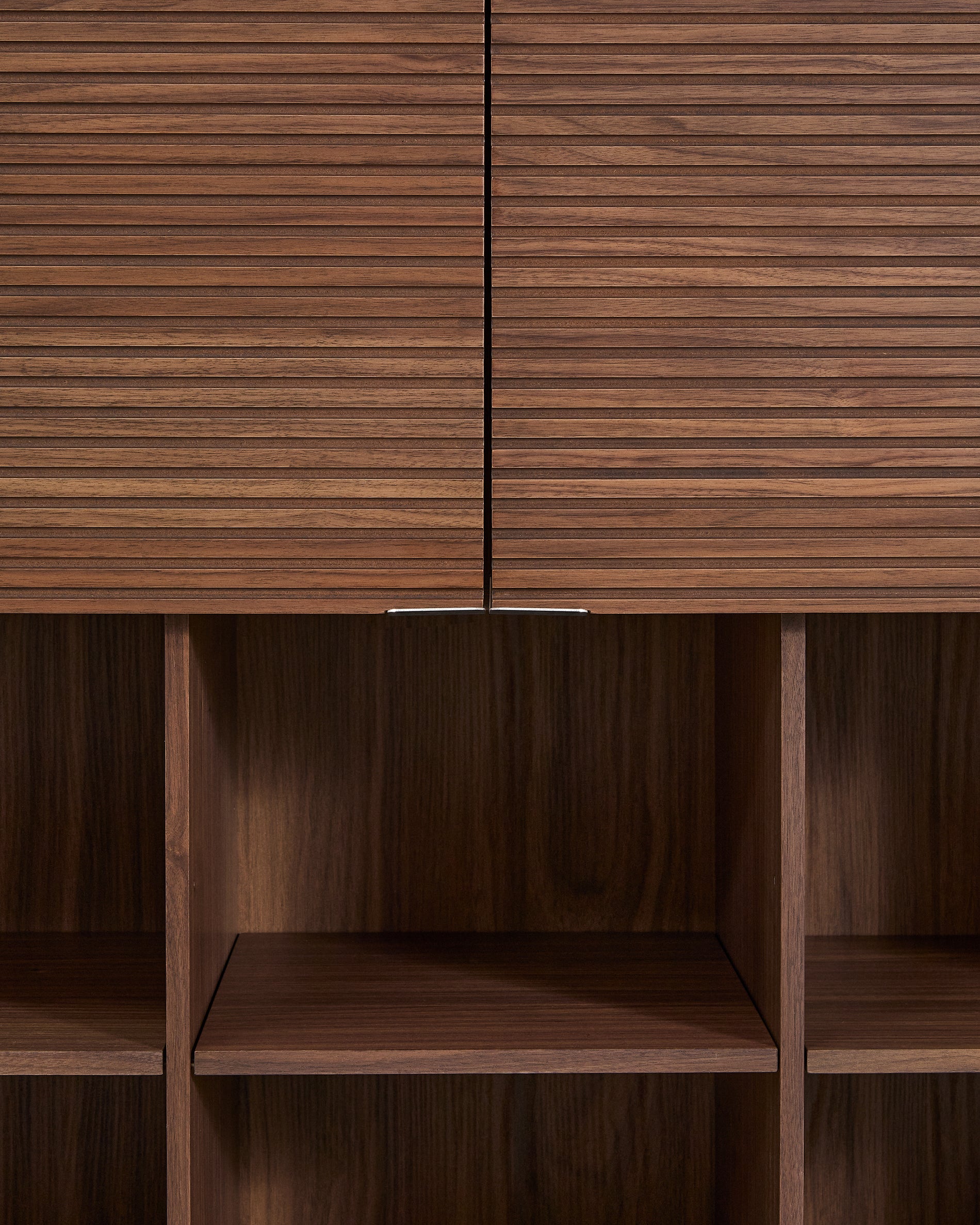 Norlen 4-door tall sideboard in walnut veneer FSC Mix Credit 100 x 163cm - Detail