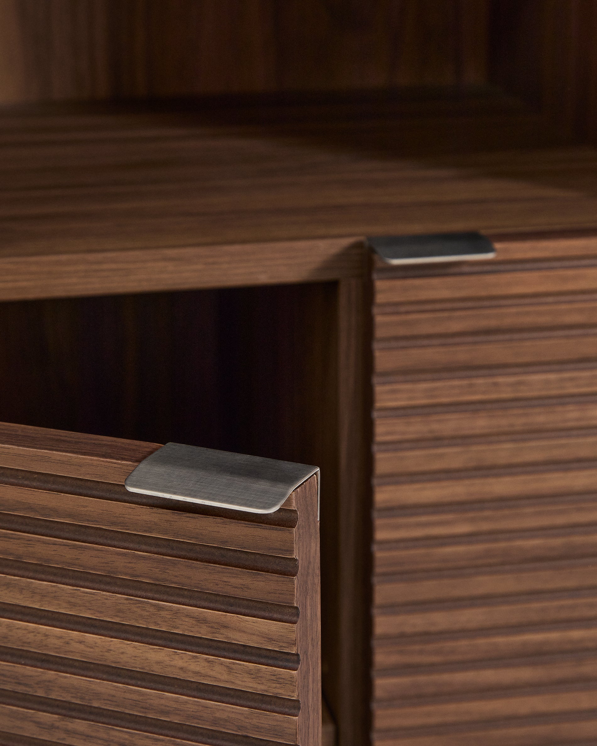 Norlen 4-door tall sideboard in walnut veneer FSC Mix Credit 100 x 163cm - Detail