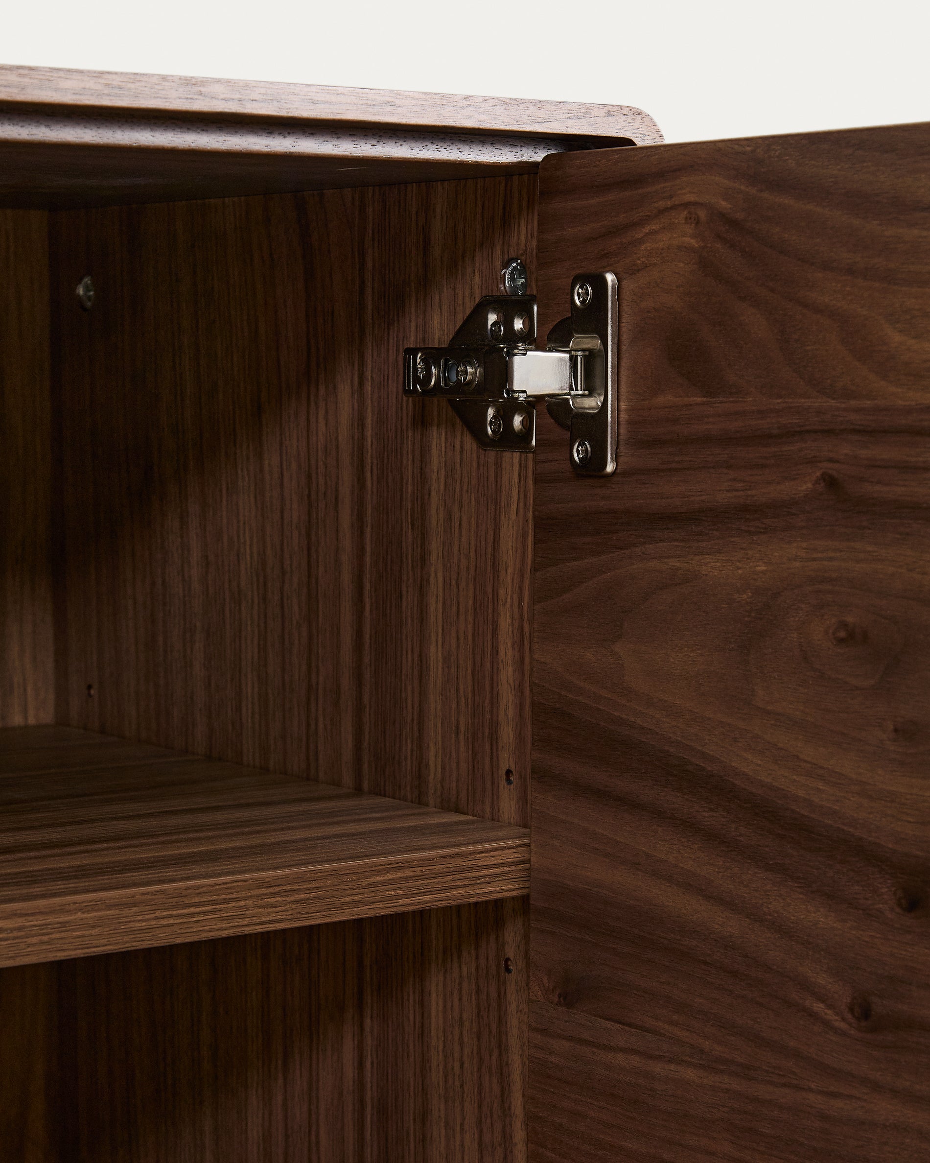 Norlen 4-door tall sideboard in walnut veneer FSC Mix Credit 100 x 163cm - Detail