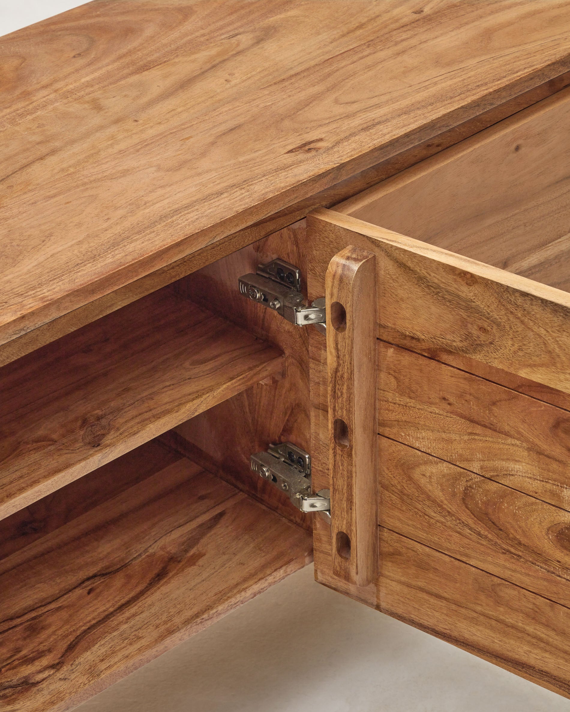 Uxue 3-door TV stand in solid acacia wood with bleached finish 150 x 58cm - Detail