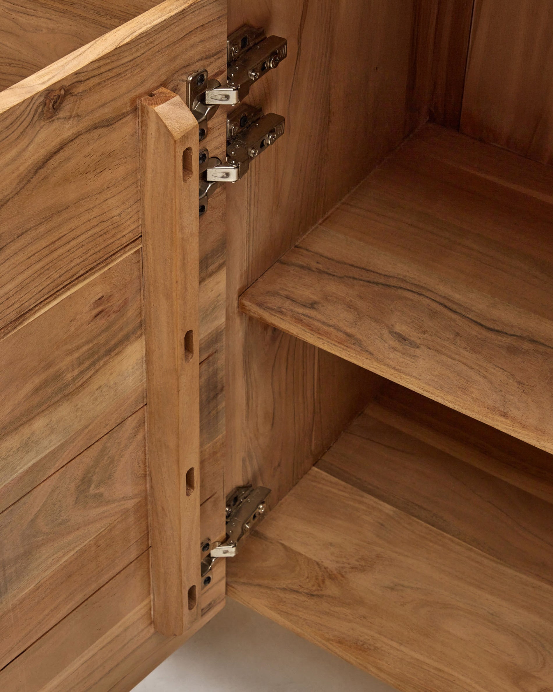 Uxue 4-door sideboard in solid acacia wood with bleached finish 200 x 88cm - Detail