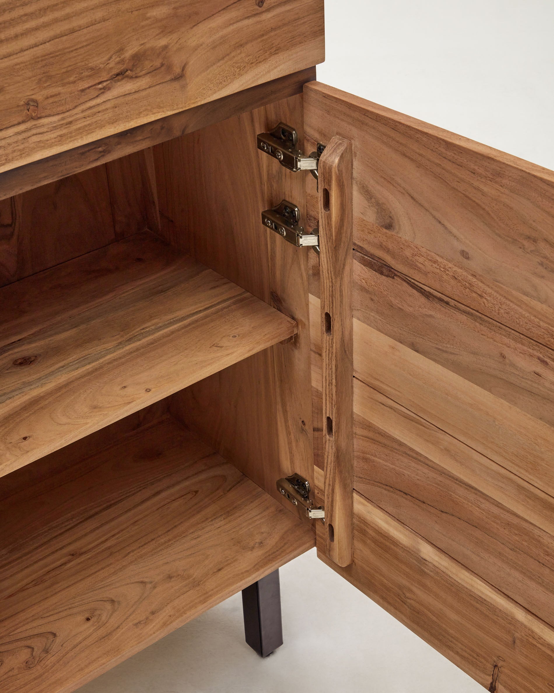 Uxue 4-door tall sideboard in solid acacia wood with bleached finish and black steel 100 x 155cm - Detail