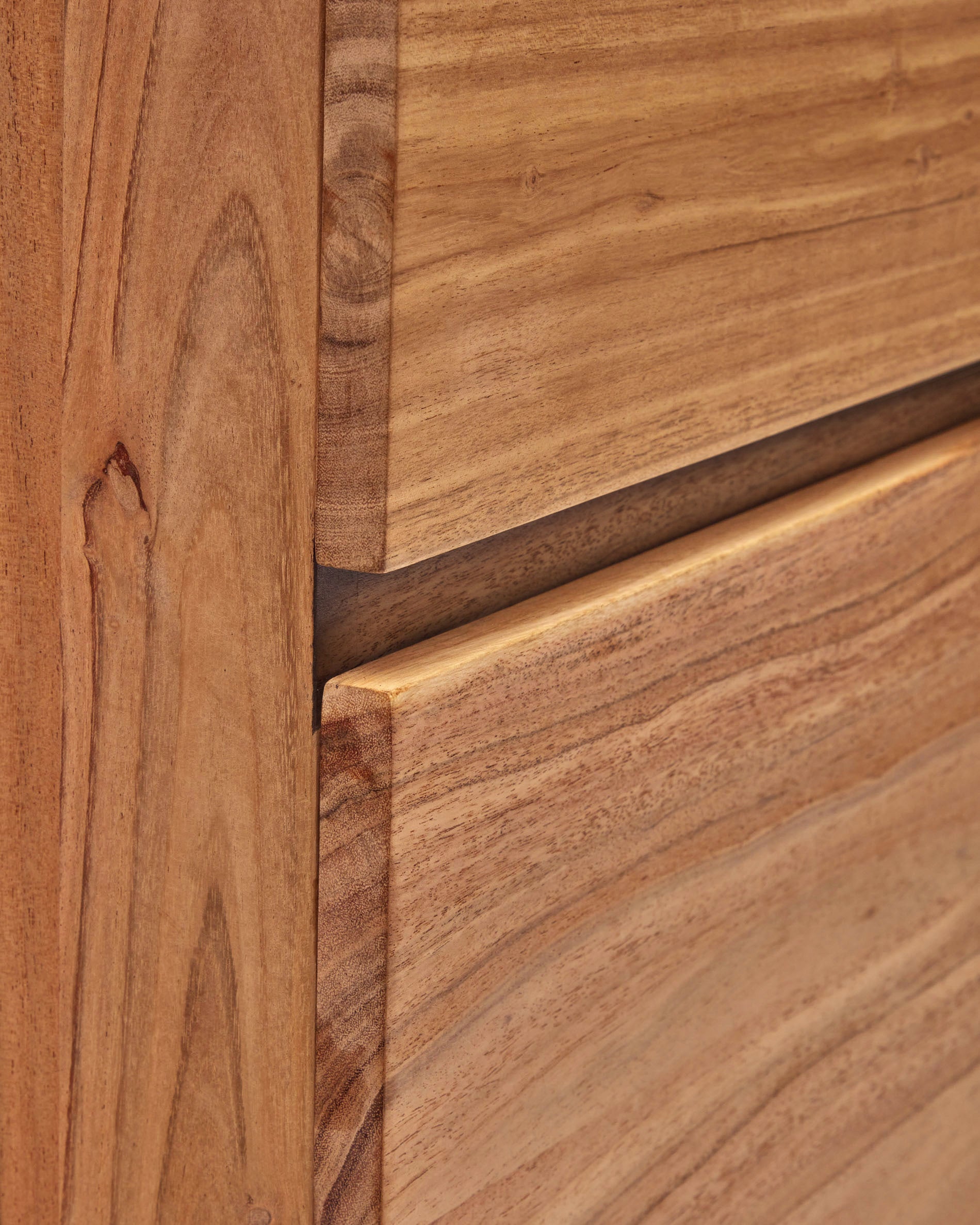 Uxue 4-door tall sideboard in solid acacia wood with bleached finish and black steel 100 x 155cm - Detail