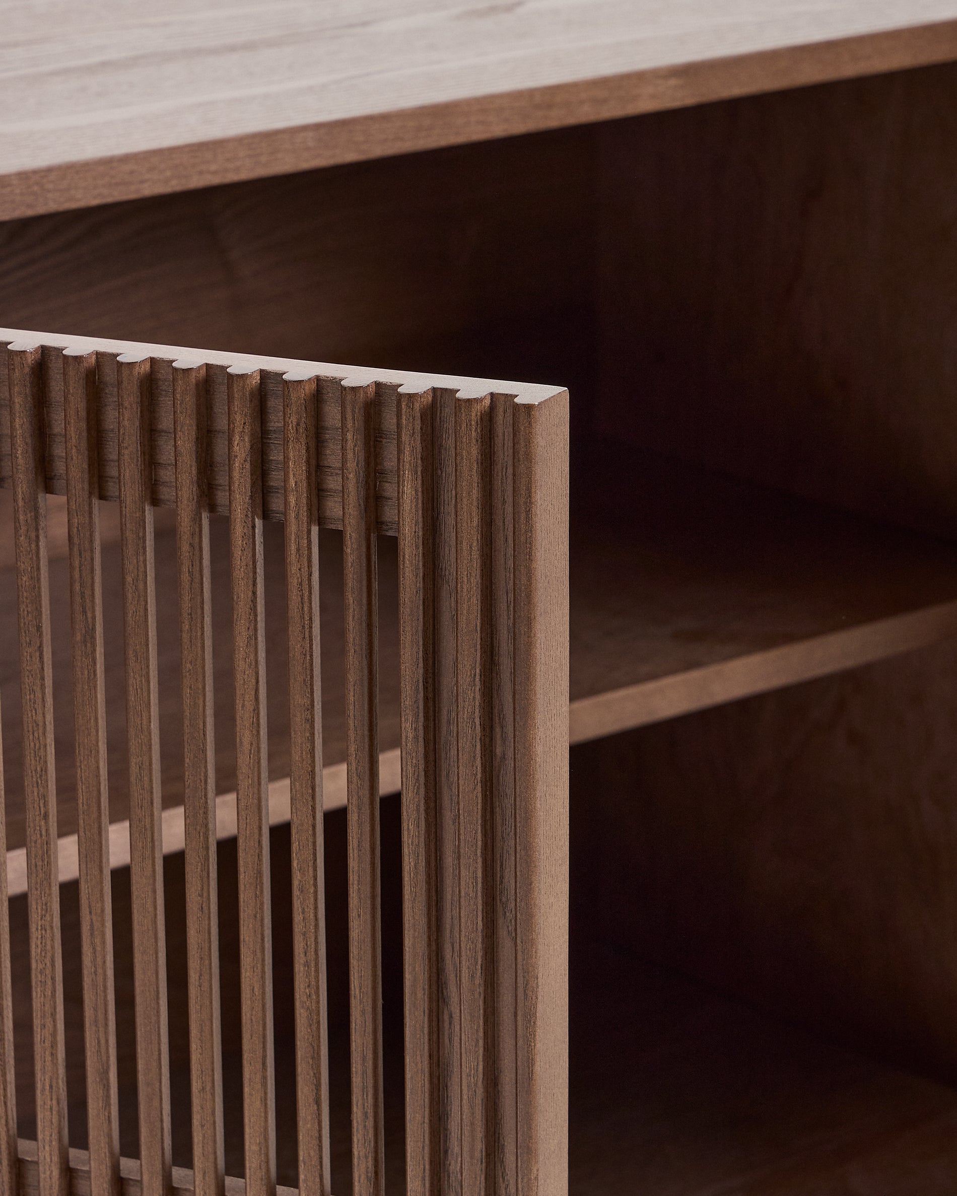 Beyla sideboard in ash veneer and solid ash wood with walnut finish 181 x 71.5cm FSC 100% - Detail