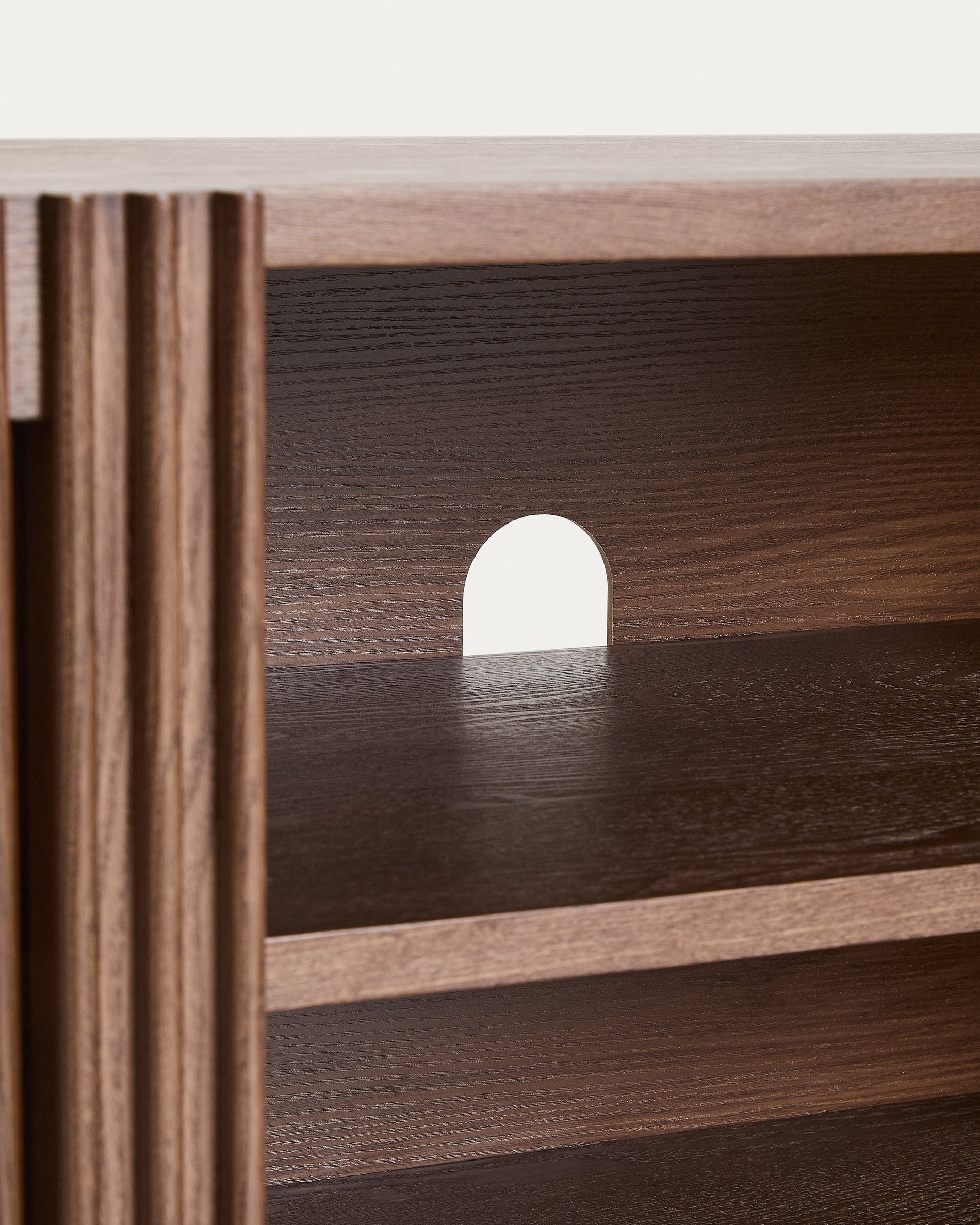 Beyla TV stand in ash veneer and solid ash wood with walnut finish 180 x 49.5cm FSC 100% - Detail