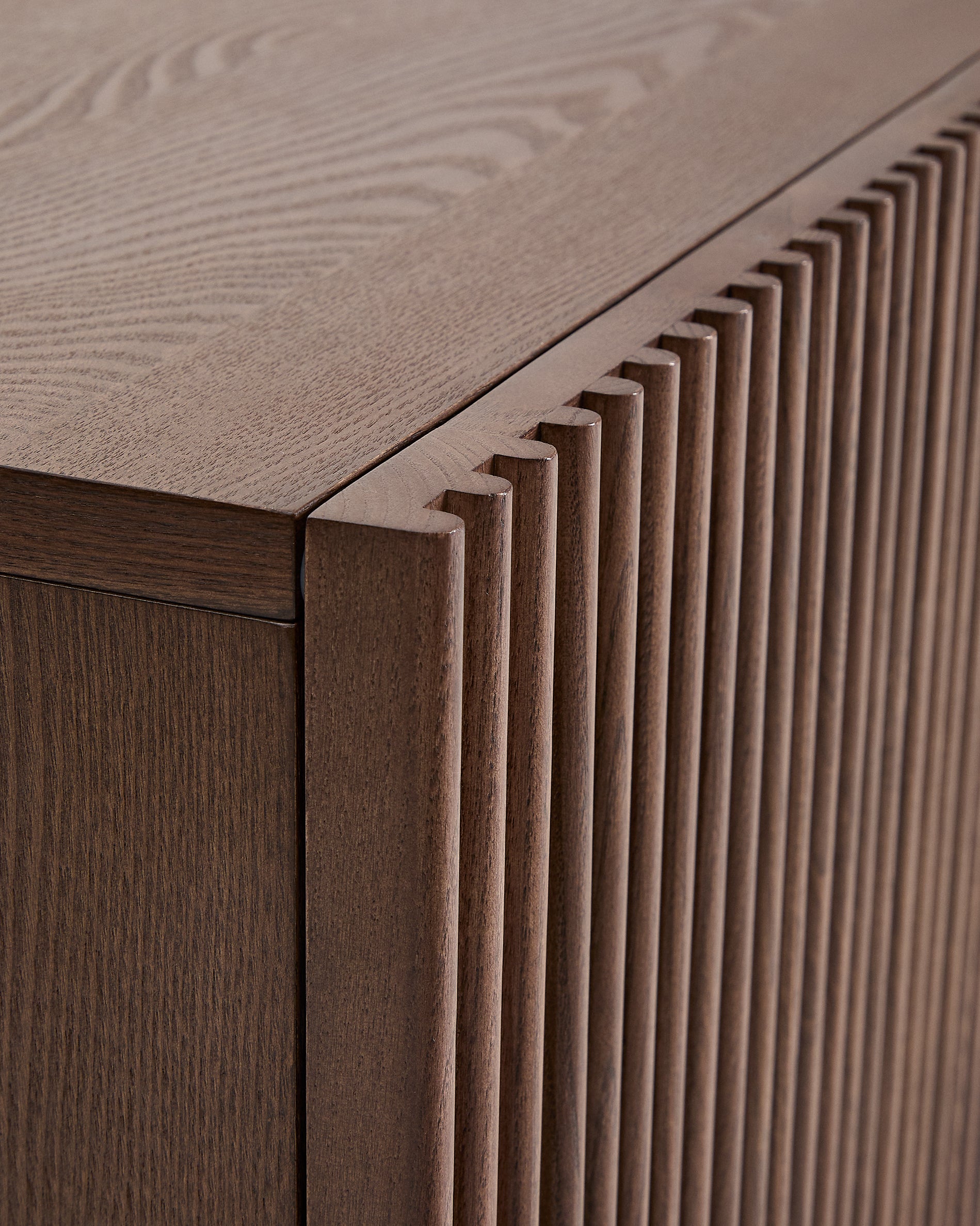 Beyla TV stand in ash veneer and solid ash wood with walnut finish 180 x 49.5cm FSC 100% - Detail