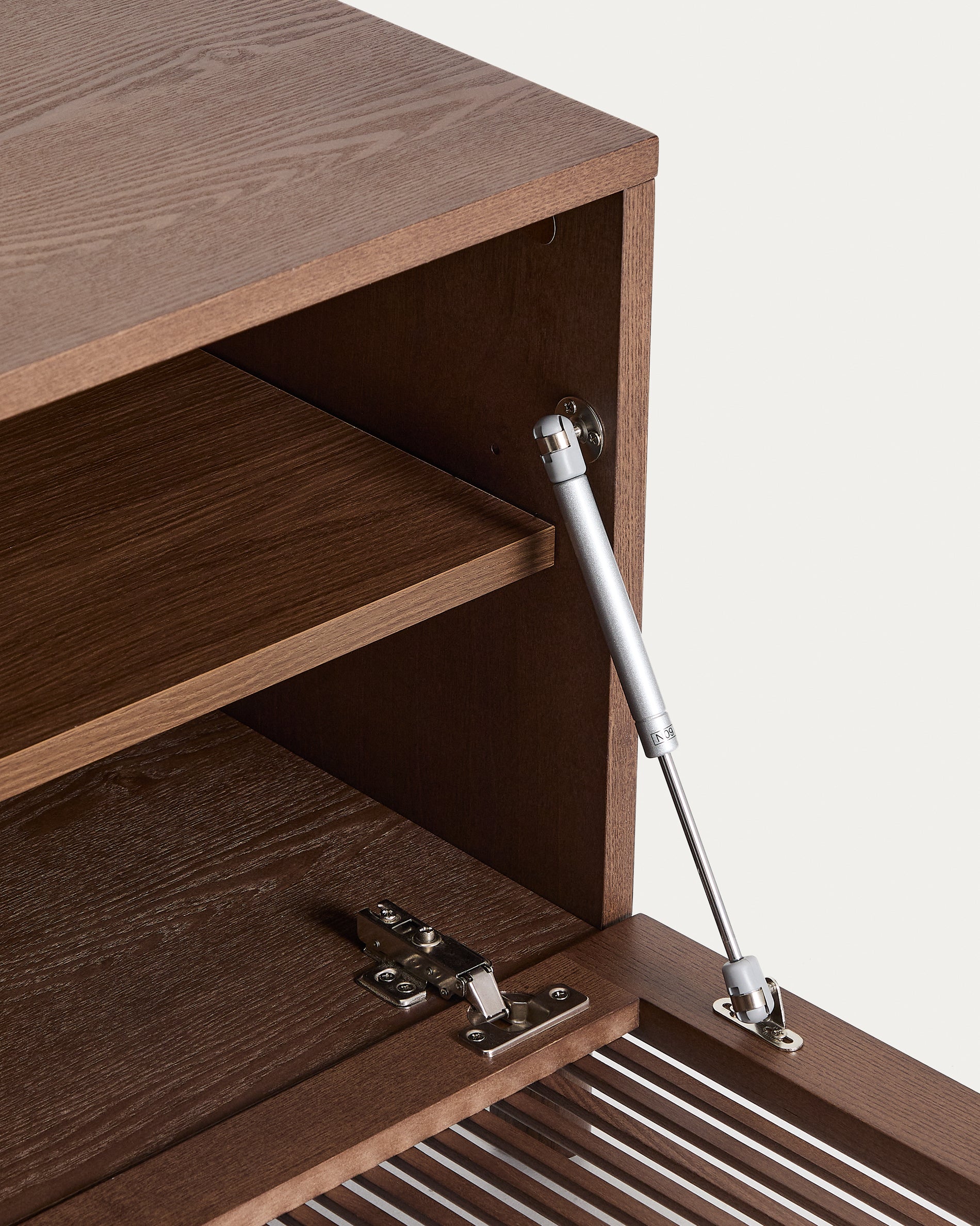 Beyla TV stand in ash veneer and solid ash wood with walnut finish 180 x 49.5cm FSC 100% - Detail