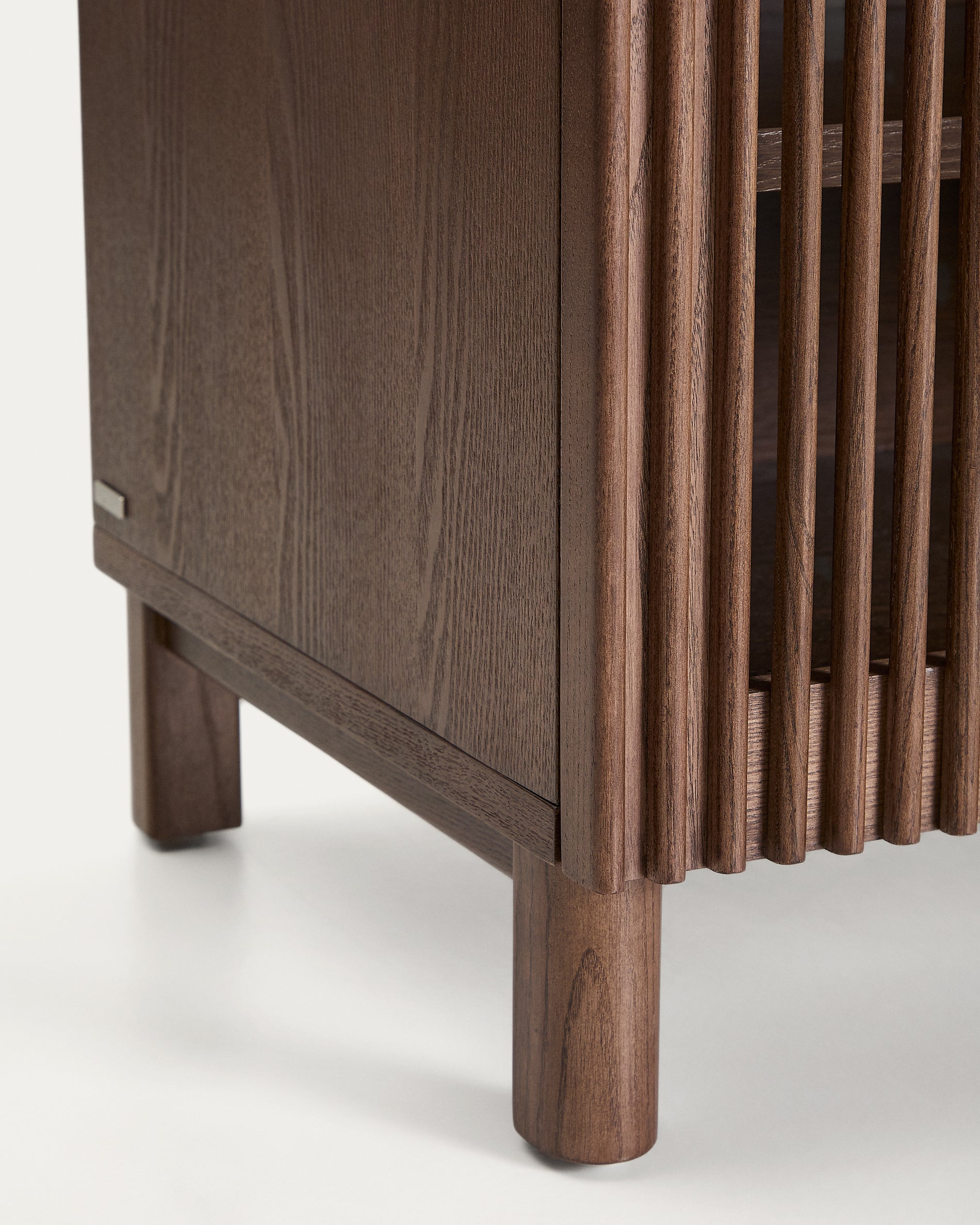 Beyla TV stand in ash veneer and solid ash wood with walnut finish 180 x 49.5cm FSC 100% - Detail