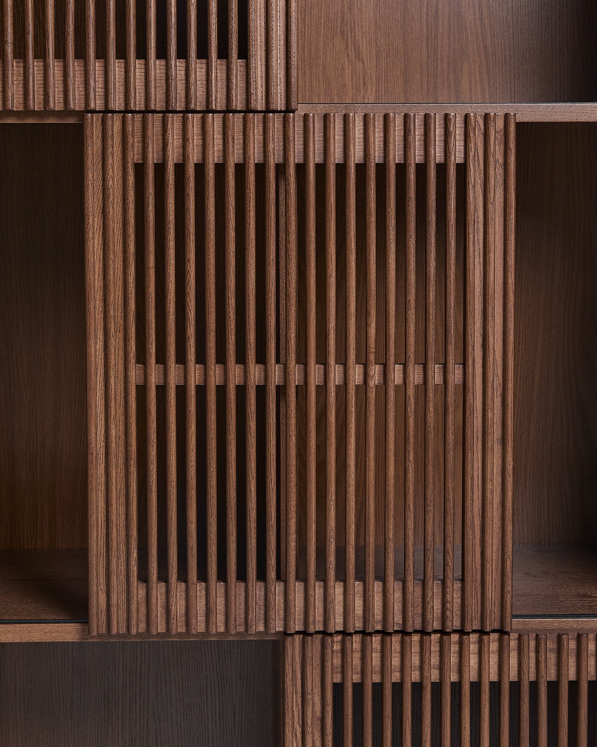 Beyla shelf unit in ash veneer and solid ash wood with walnut finish 84.5 x 170cm FSC 100% - Detail