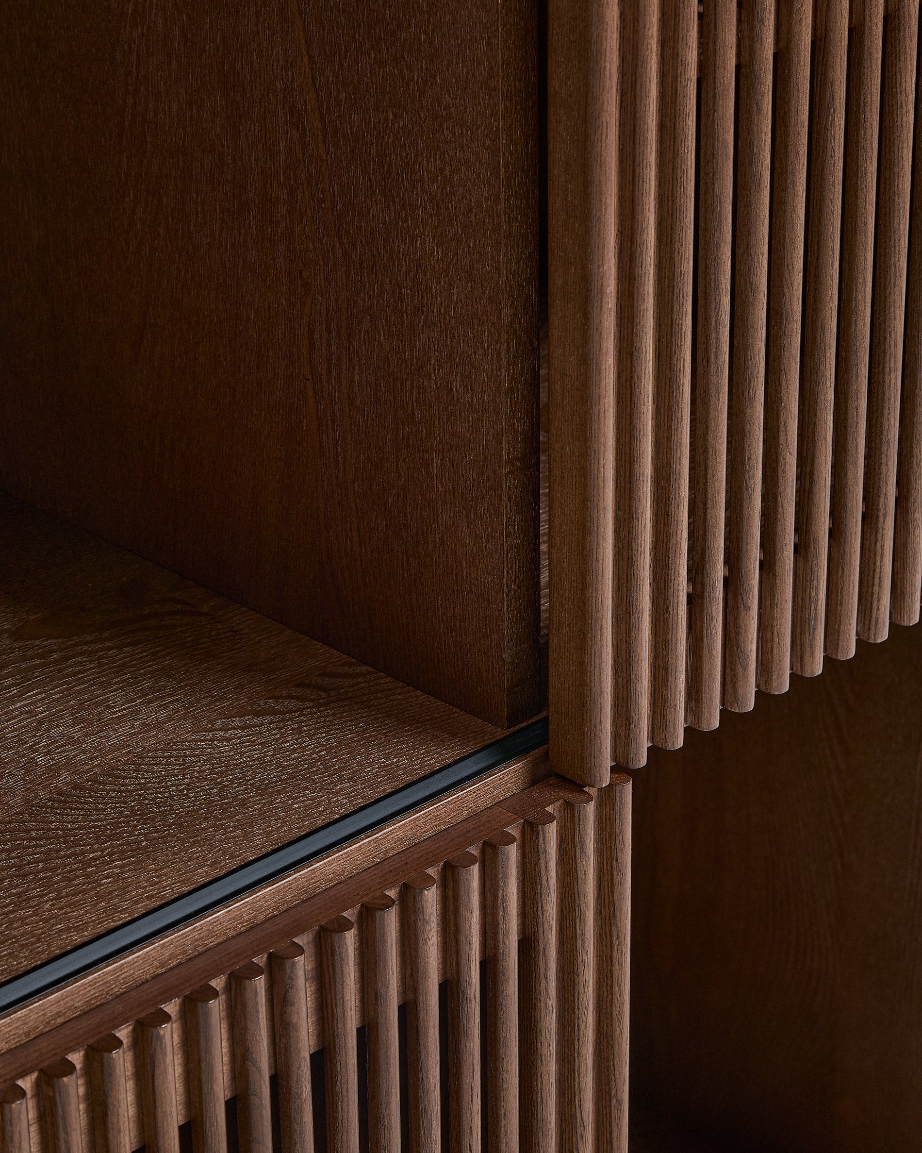 Beyla shelf unit in ash veneer and solid ash wood with walnut finish 84.5 x 170cm FSC 100% - Detail