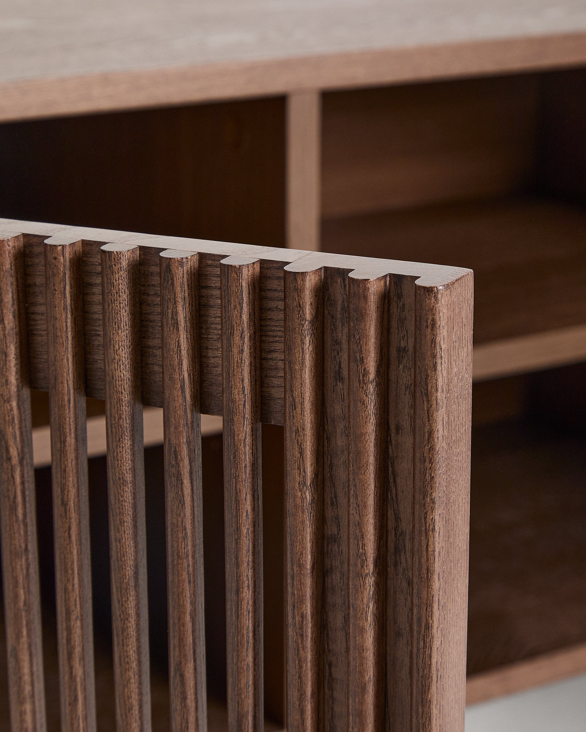 Beyla shoe rack in ash veneer and solid ash wood with walnut finish 98 cm FSC 100% - Detail