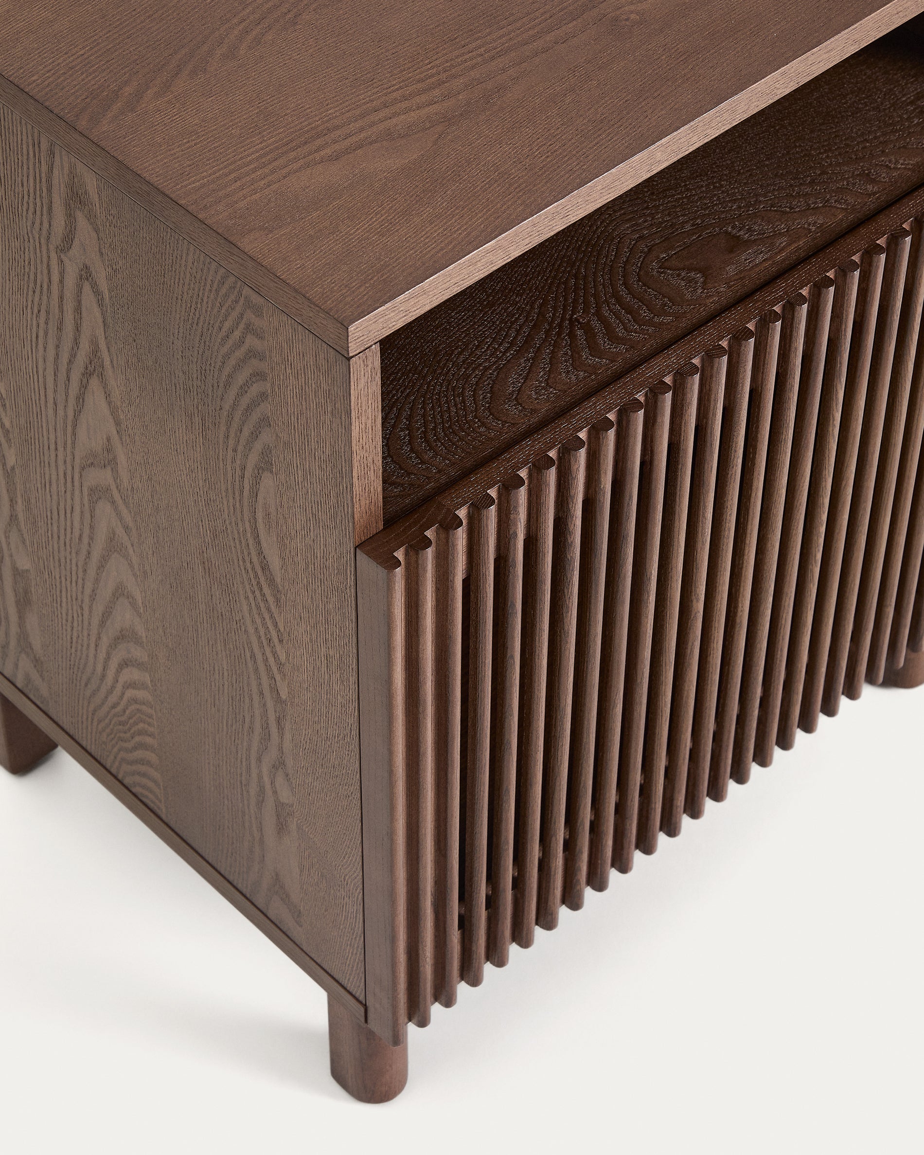 Beyla bedside table in ash veneer and solid ash wood with walnut finish 53 x 62.5cm FSC 100% - Detail