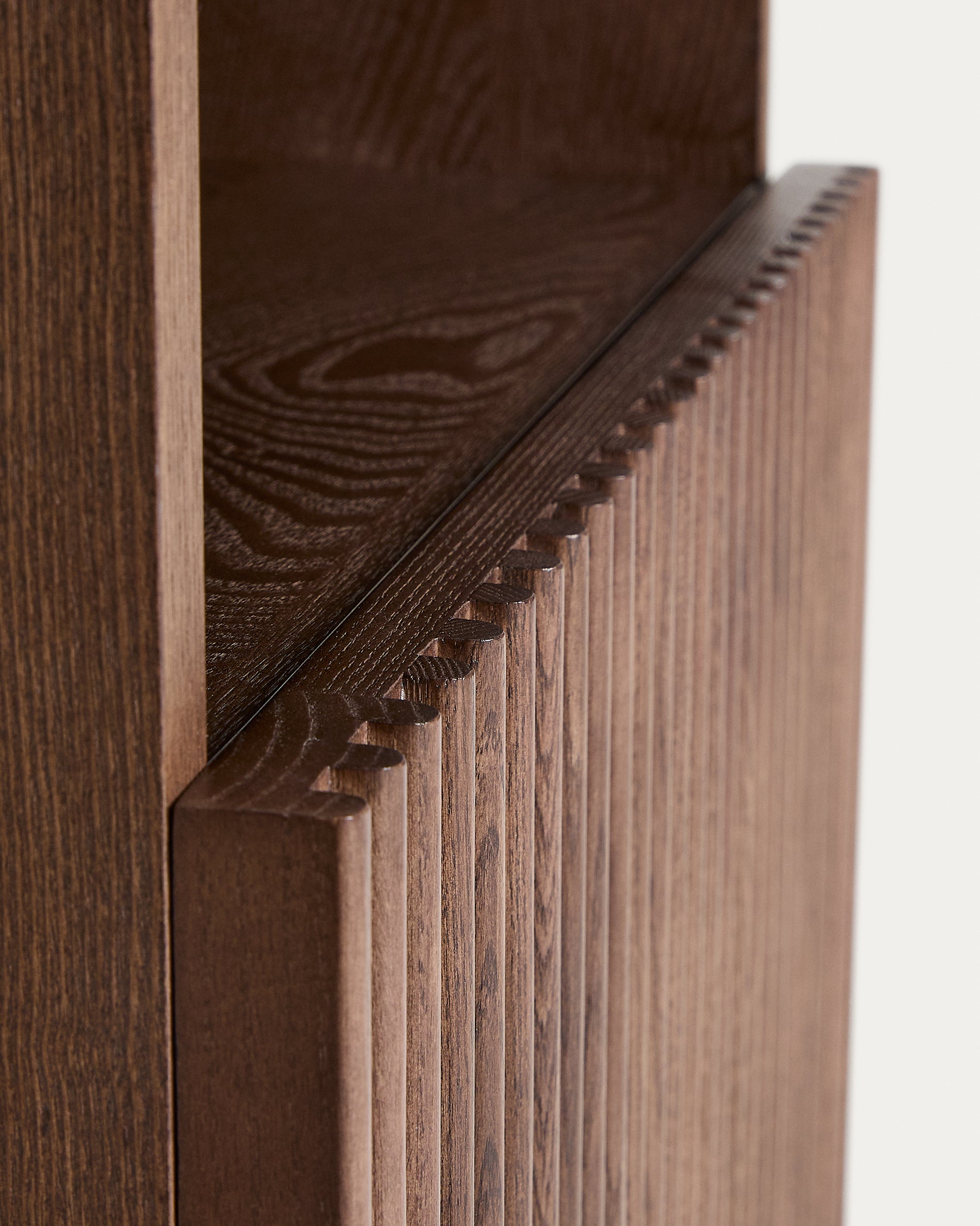 Beyla bedside table in ash veneer and solid ash wood with walnut finish 53 x 62.5cm FSC 100% - Detail