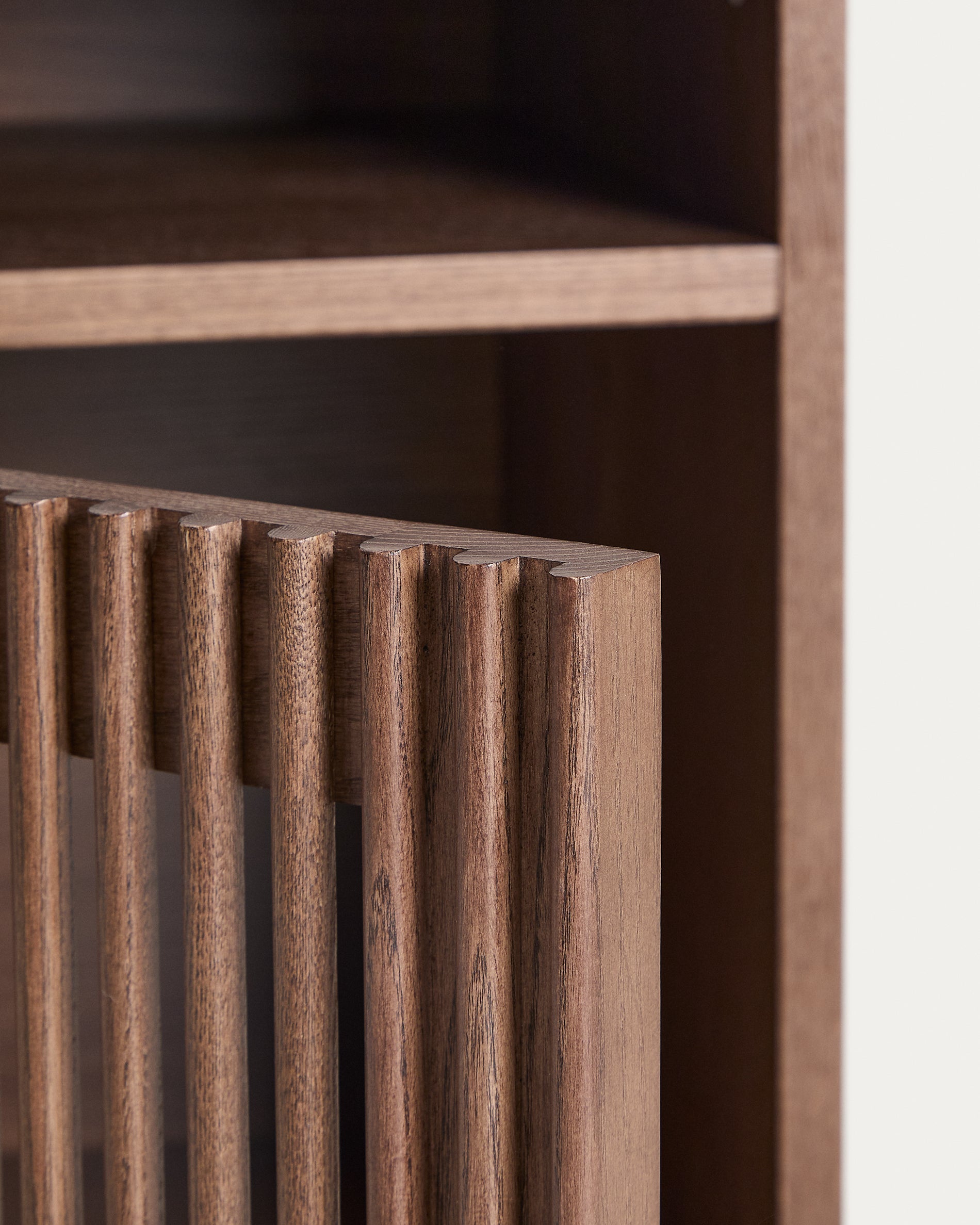 Beyla bedside table in ash veneer and solid ash wood with walnut finish 53 x 62.5cm FSC 100% - Detail
