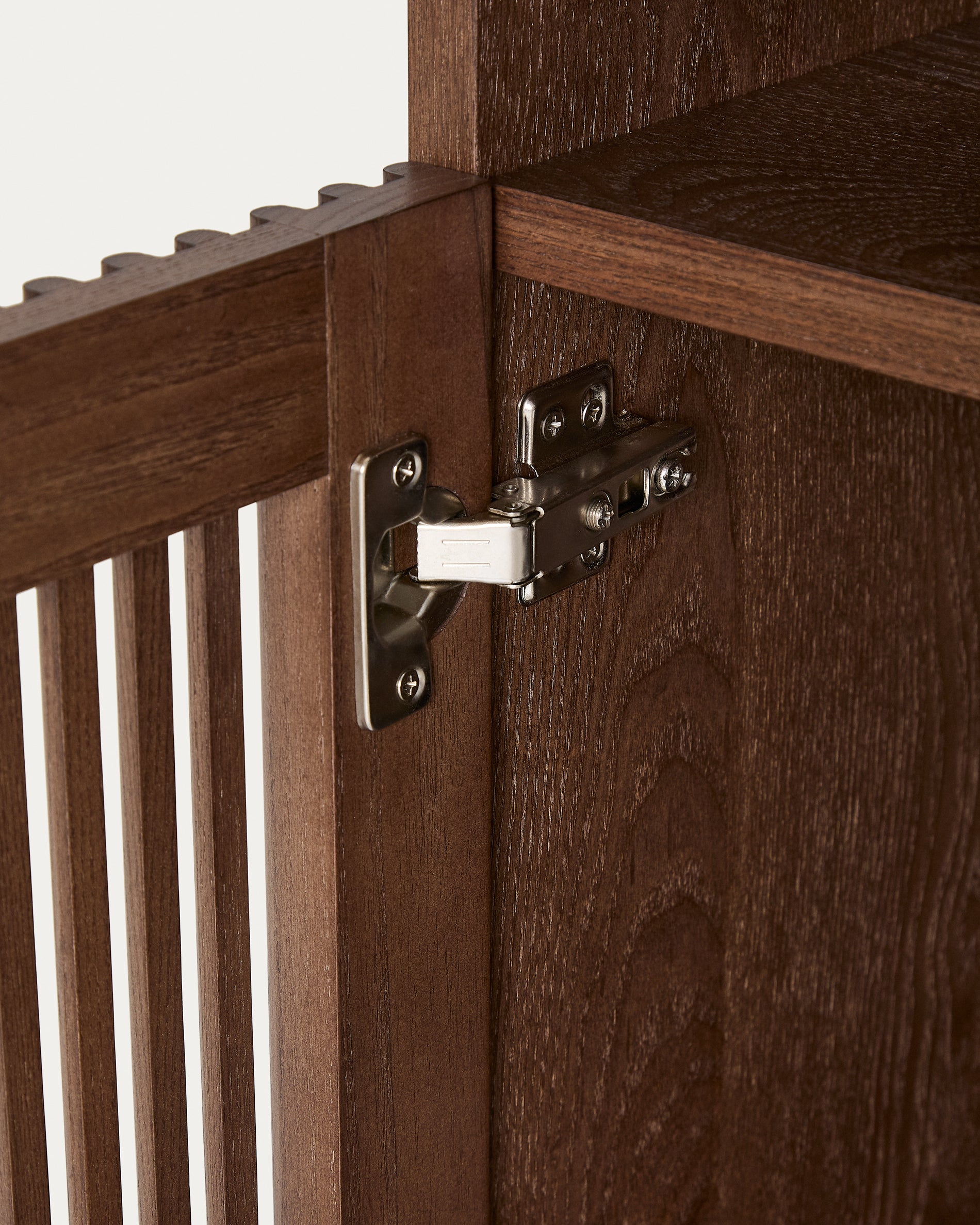 Beyla bedside table in ash veneer and solid ash wood with walnut finish 53 x 62.5cm FSC 100% - Detail