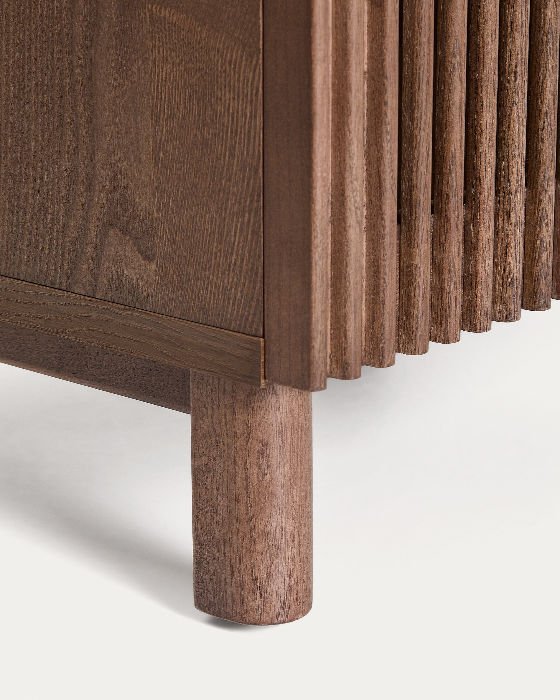 Beyla bedside table in ash veneer and solid ash wood with walnut finish 53 x 62.5cm FSC 100% - Detail