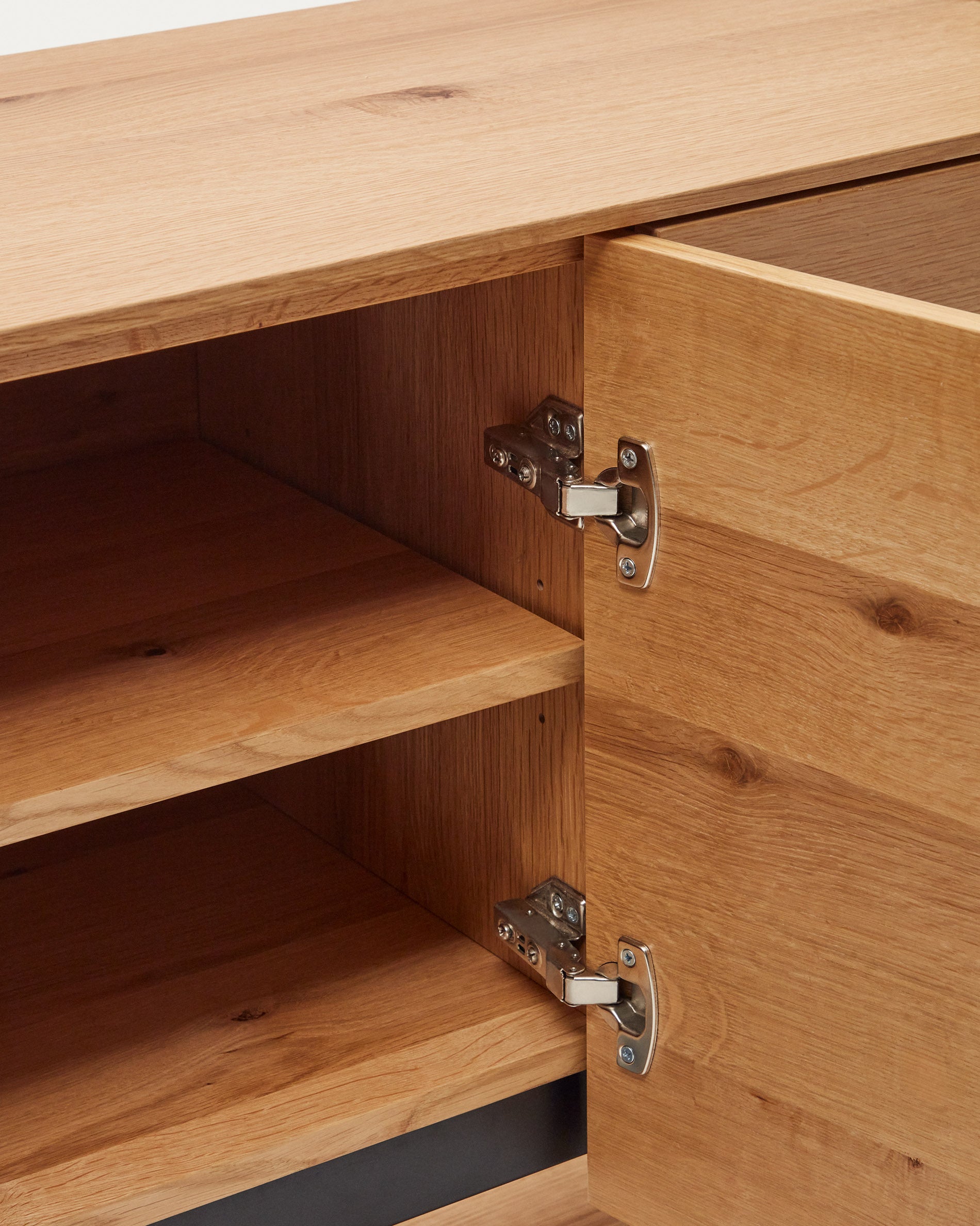 Alguema sideboard with 3 doors in oak veneer with natural finish, 151 x 73 cm - Detail