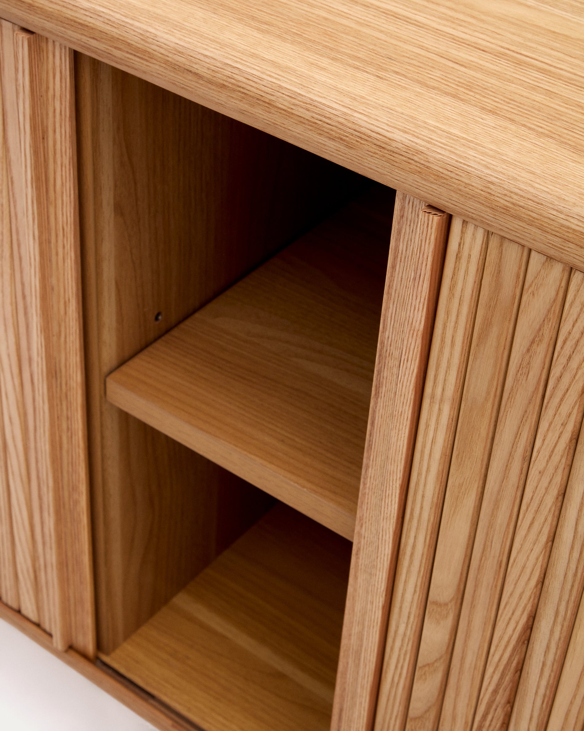 Mailen 2 door sideboard in ash veneer with a natural finish 180 x 75 cm - Detail