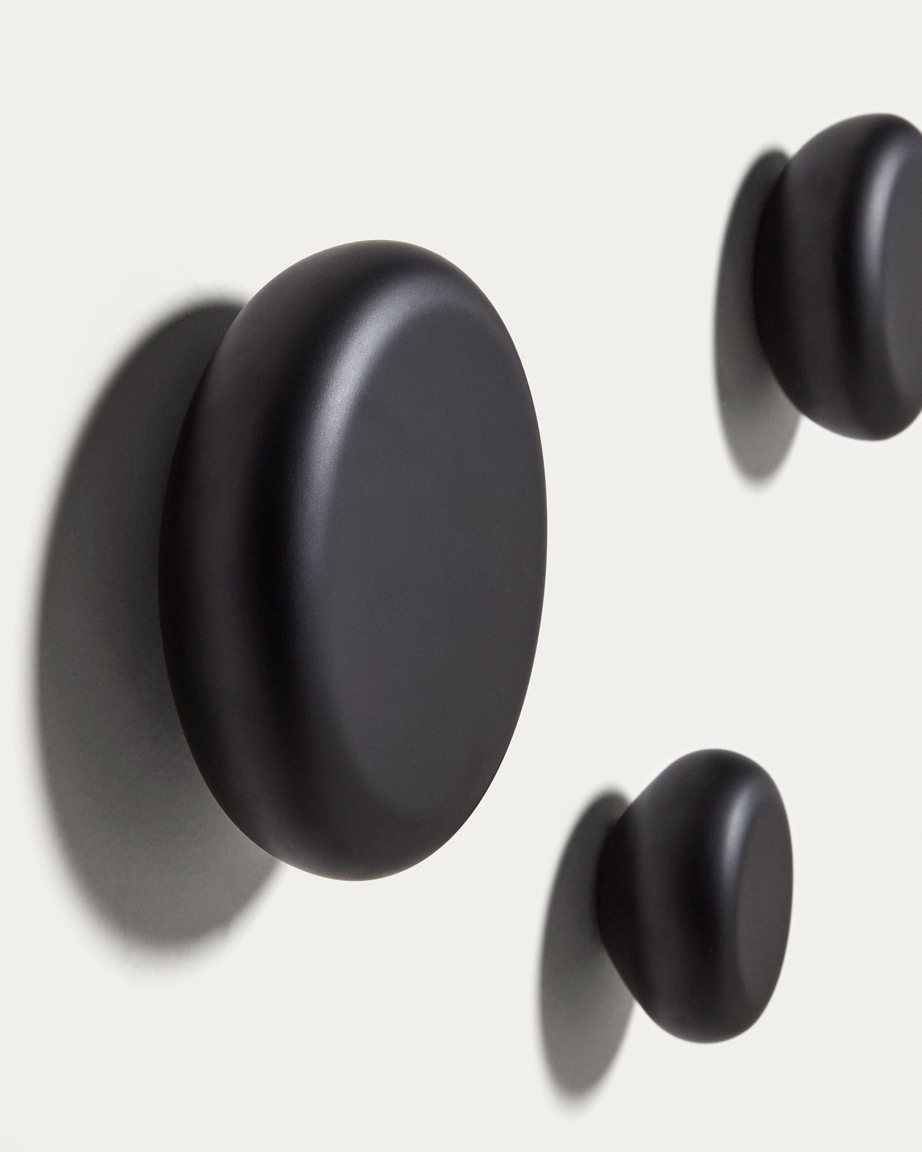Nadue set of 3 solid beech wood wall hooks with a black finish - Detail