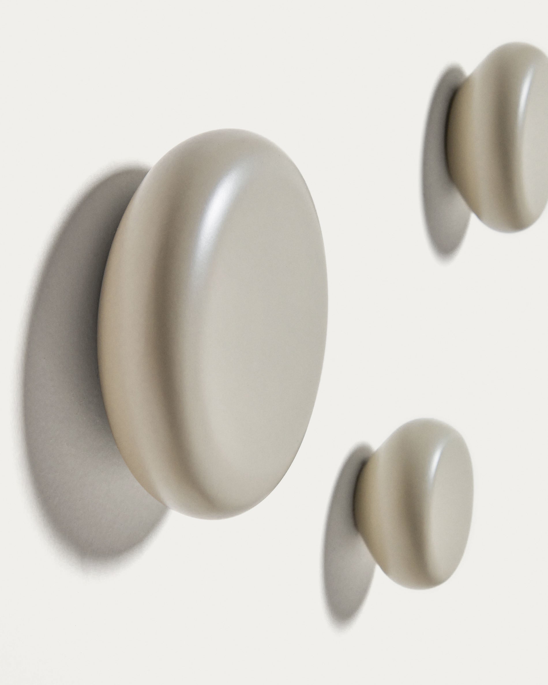 Nadue set of 3 solid beech wood wall hooks with a grey finish - Detail