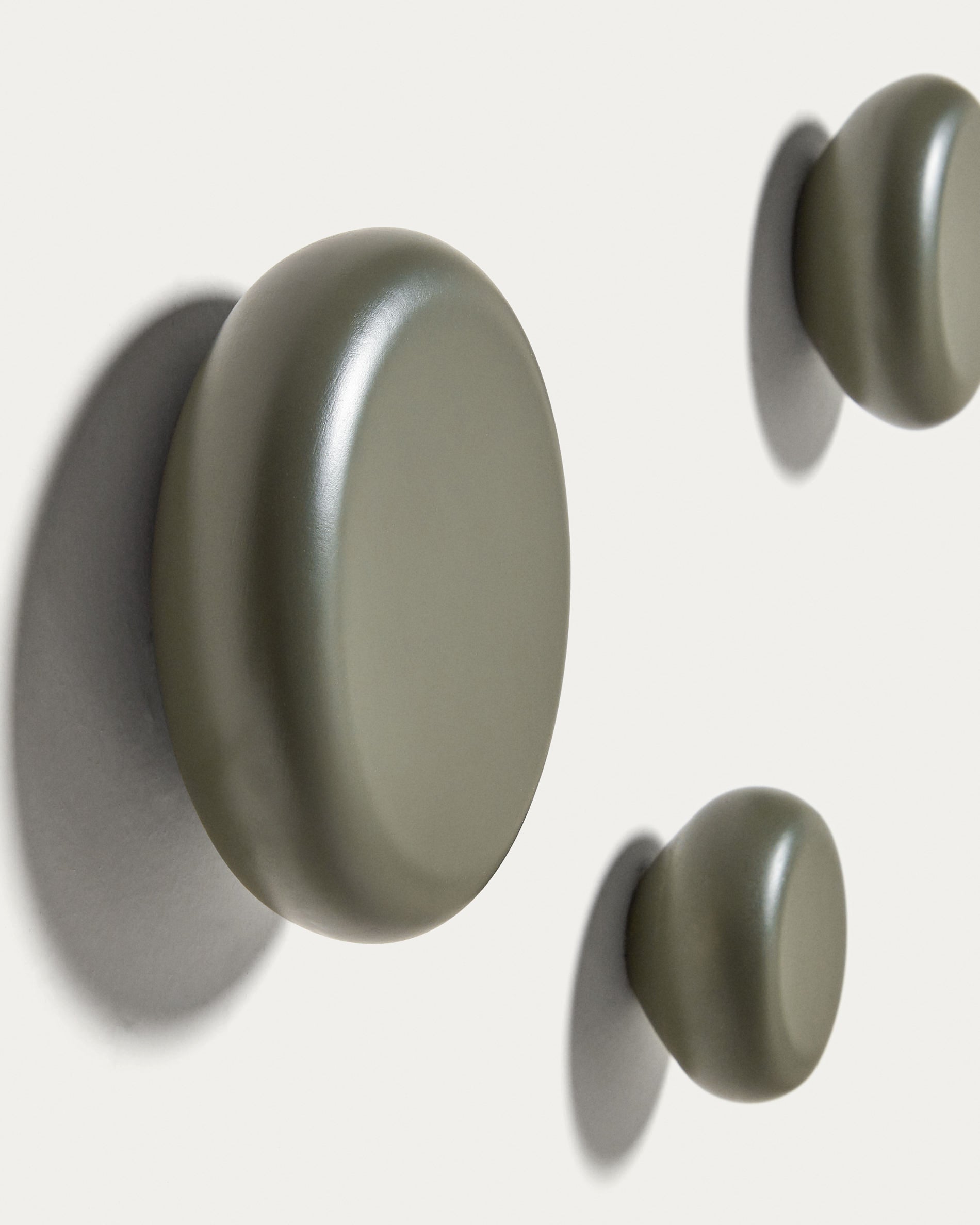 Nadue set of 3 solid beech wood wall hooks with a green finish - Detail