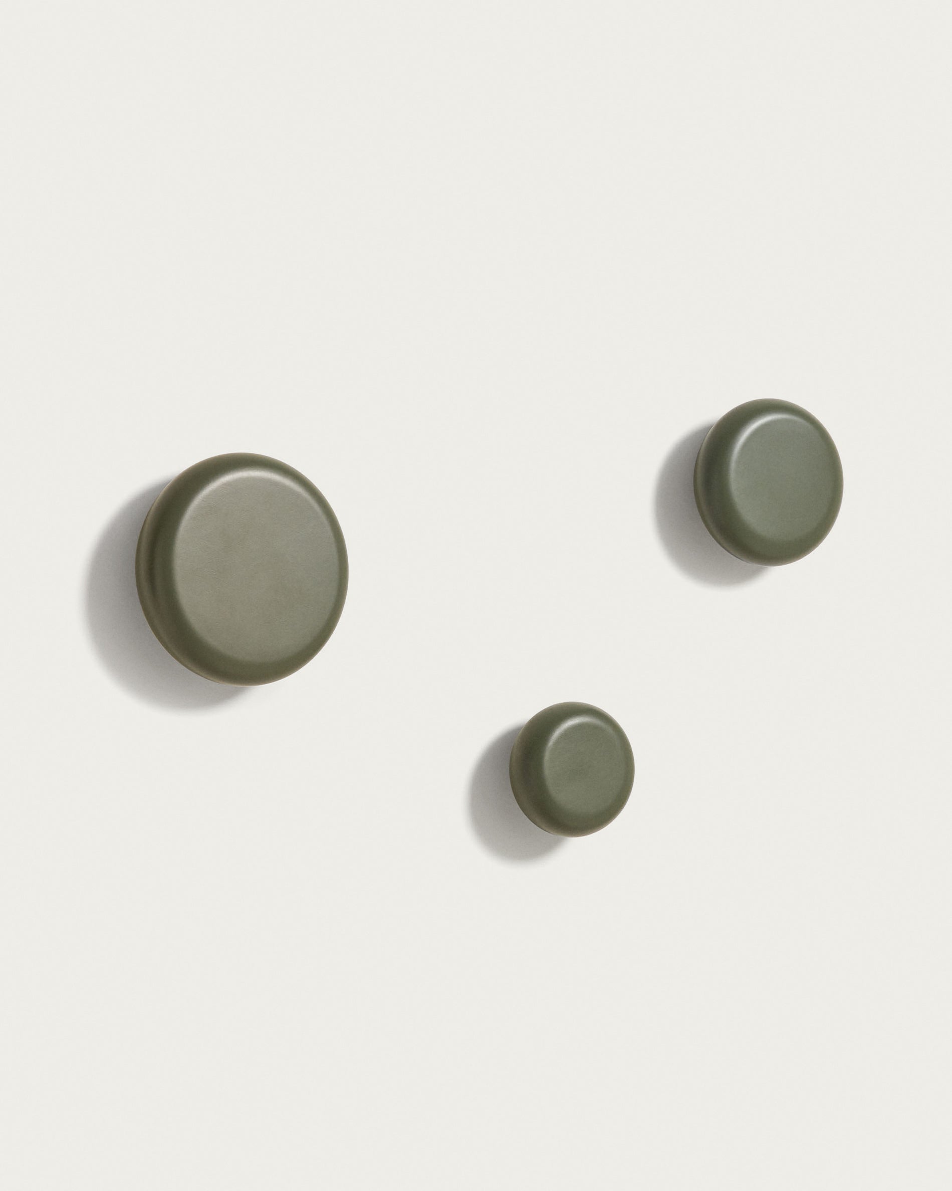 Nadue set of 3 solid beech wood wall hooks with a green finish - Product View