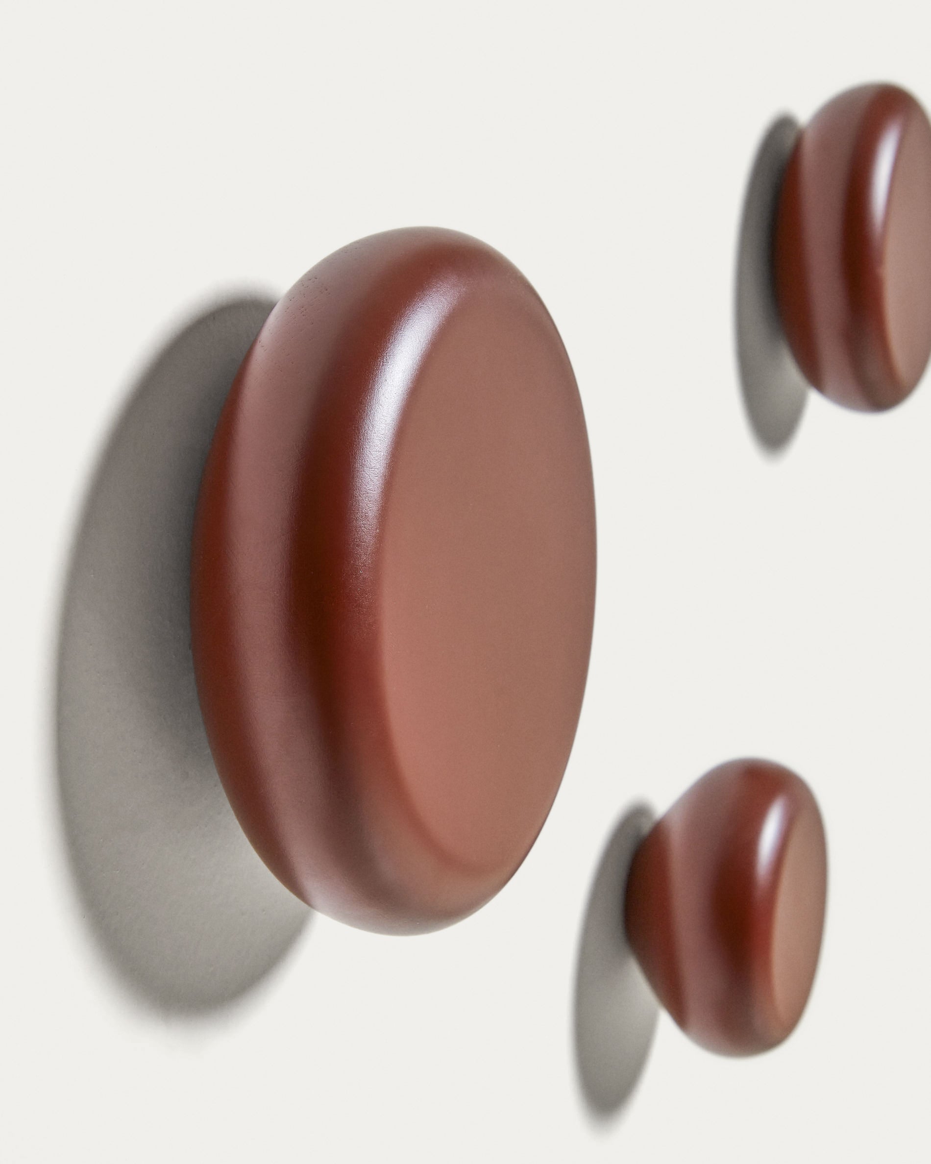 Nadue set of 3 solid beech wood wall hooks with a maroon finish - Detail