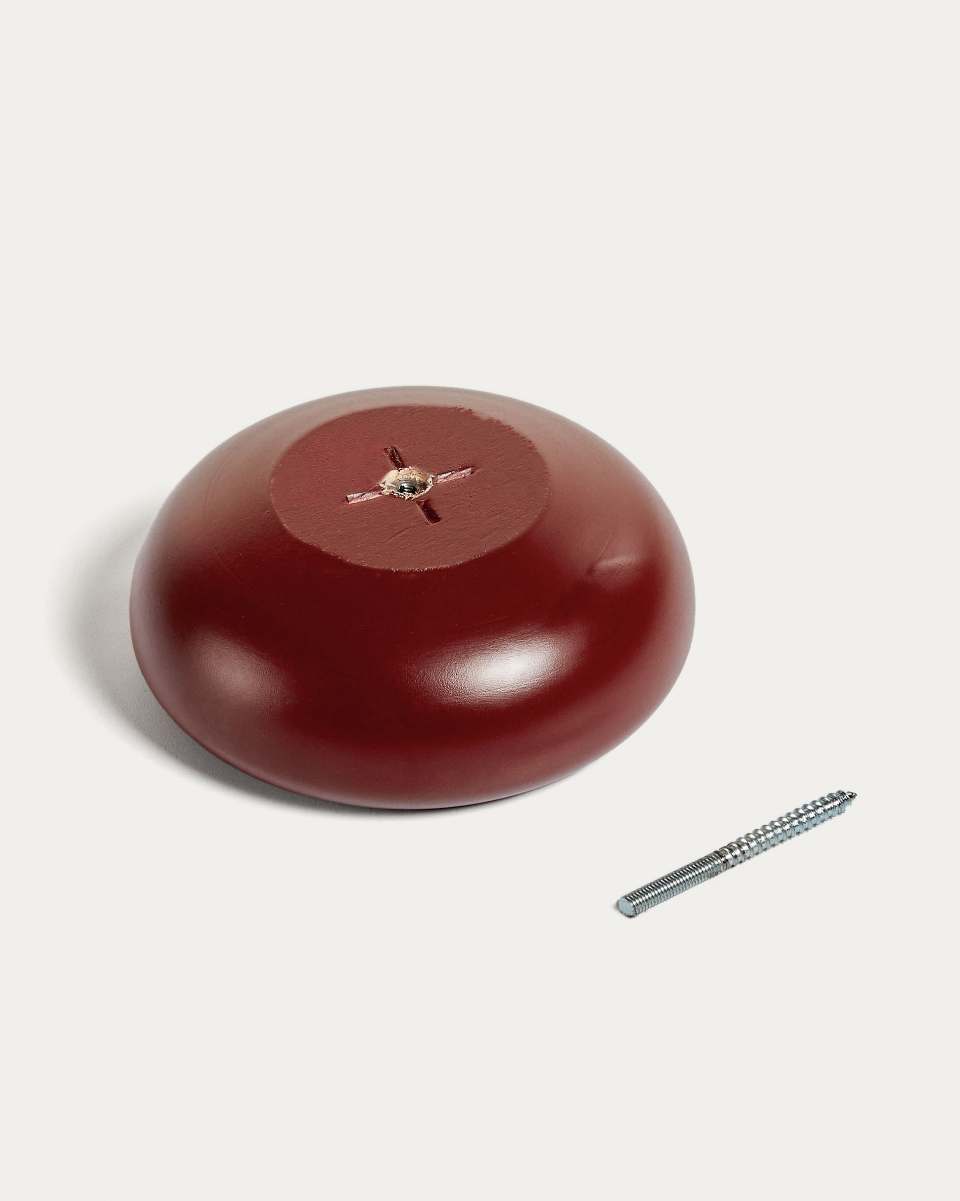 Nadue set of 3 solid beech wood wall hooks with a maroon finish - Detail