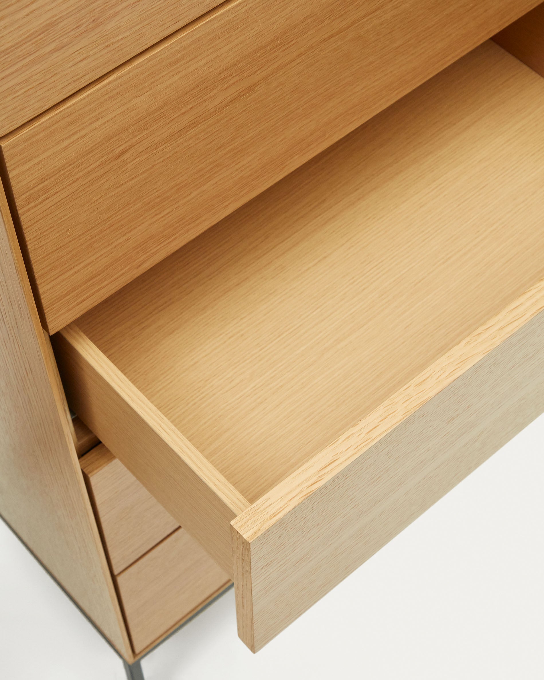 Vedrana 5 drawer chest of drawers in oak veneer with black steel legs, 60 x 114 cm - Detail