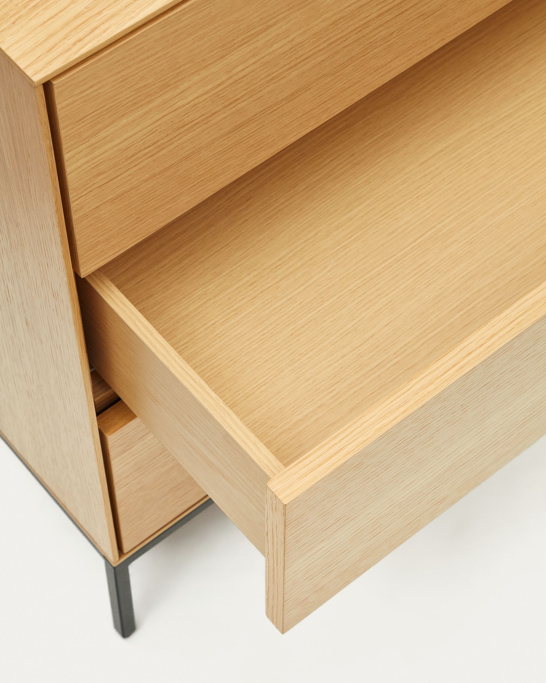 Vedrana 3 drawer chest of drawers in oak veneer with black steel legs, 110 x 75 cm - Detail