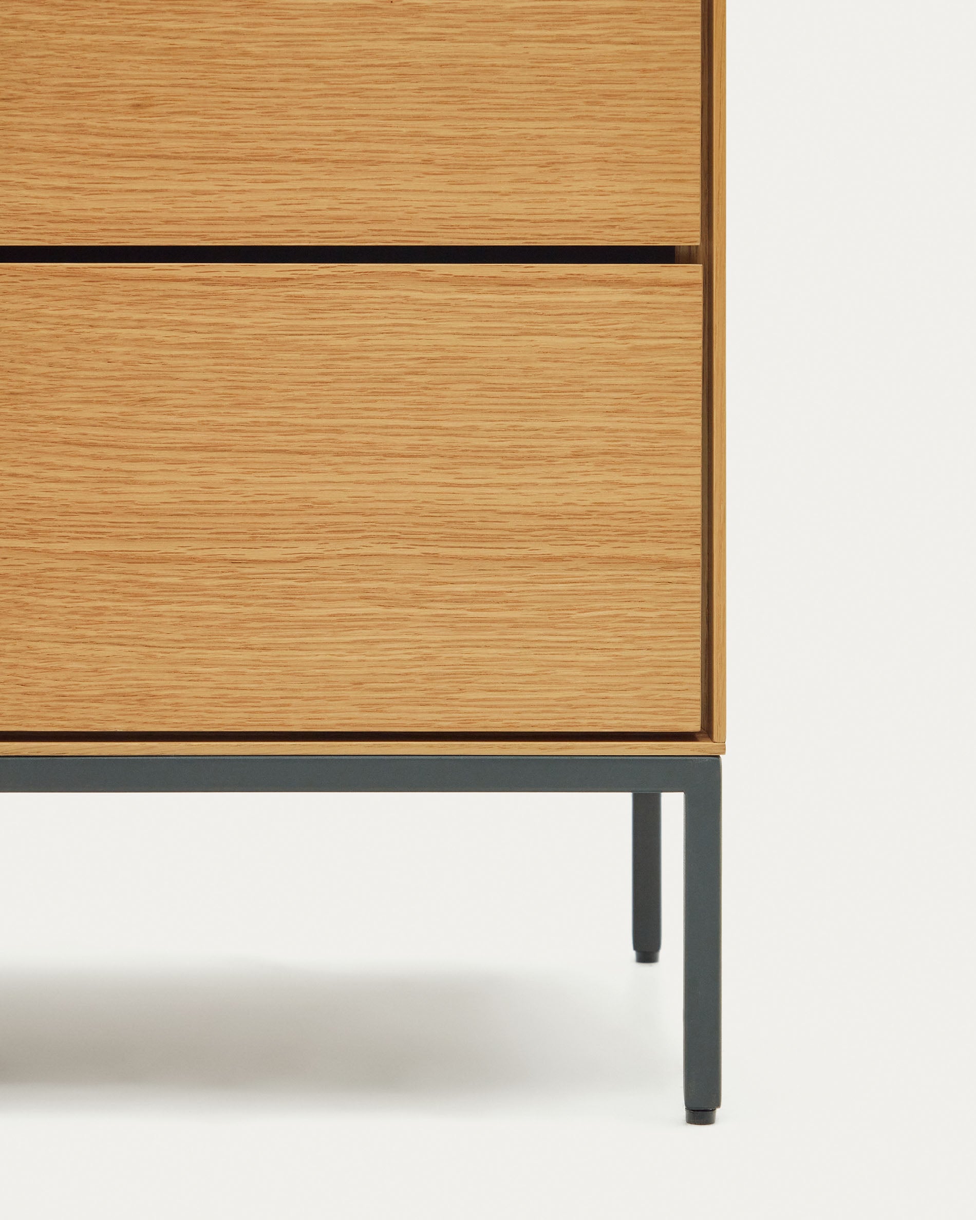 Vedrana 3 drawer chest of drawers in oak veneer with black steel legs, 110 x 75 cm - Detail