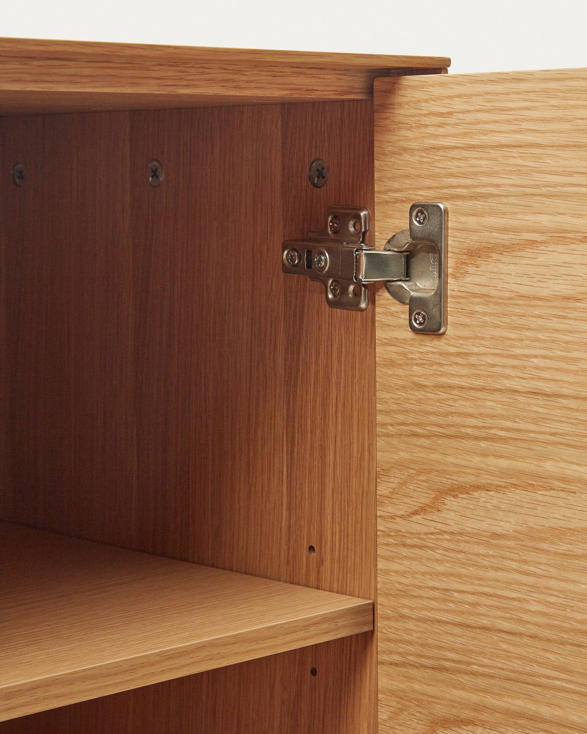 Vedrana 4 door tall sideboard in oak veneer with steel legs, 97.5 x 160 cm - Detail