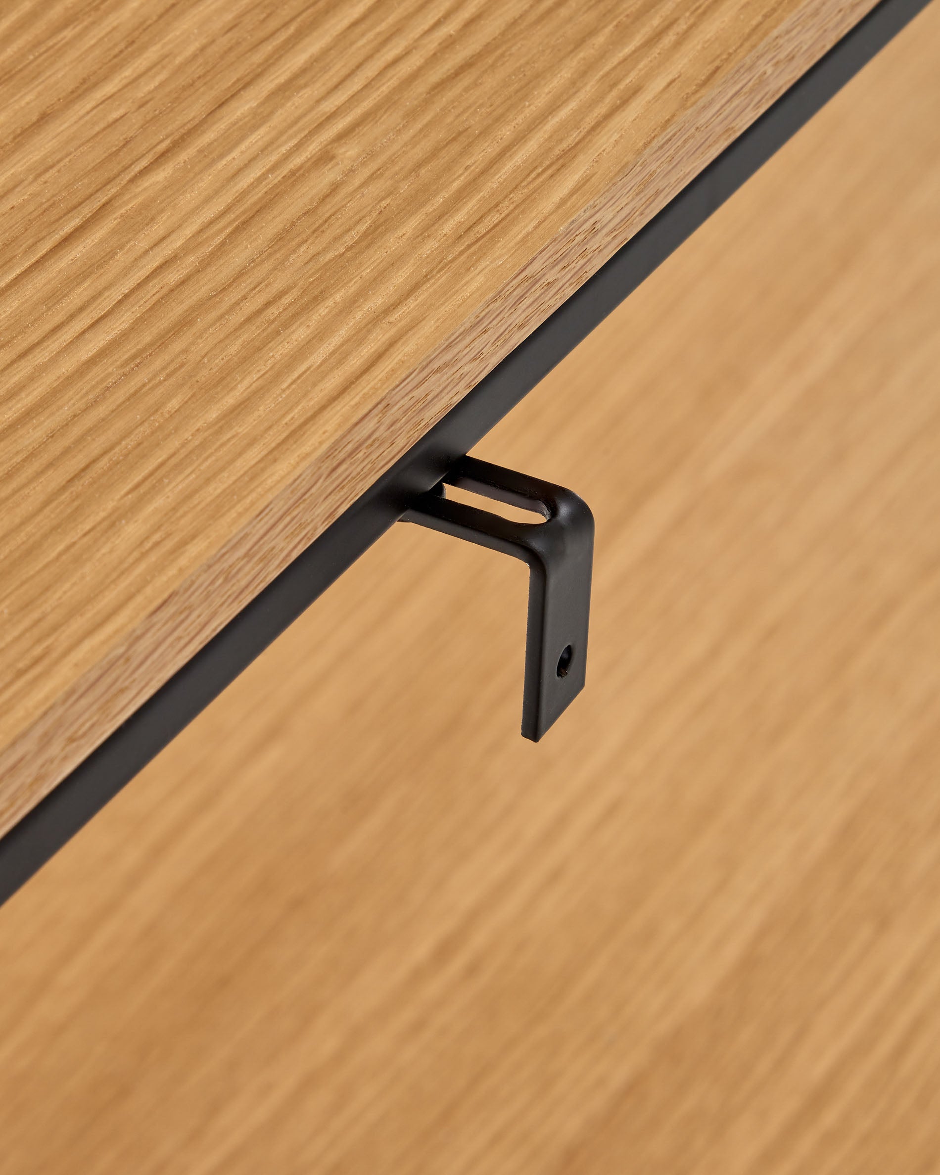 Yoana console table with oak wood veneer and painted black metal structure, 120 x 80 cm - Detail